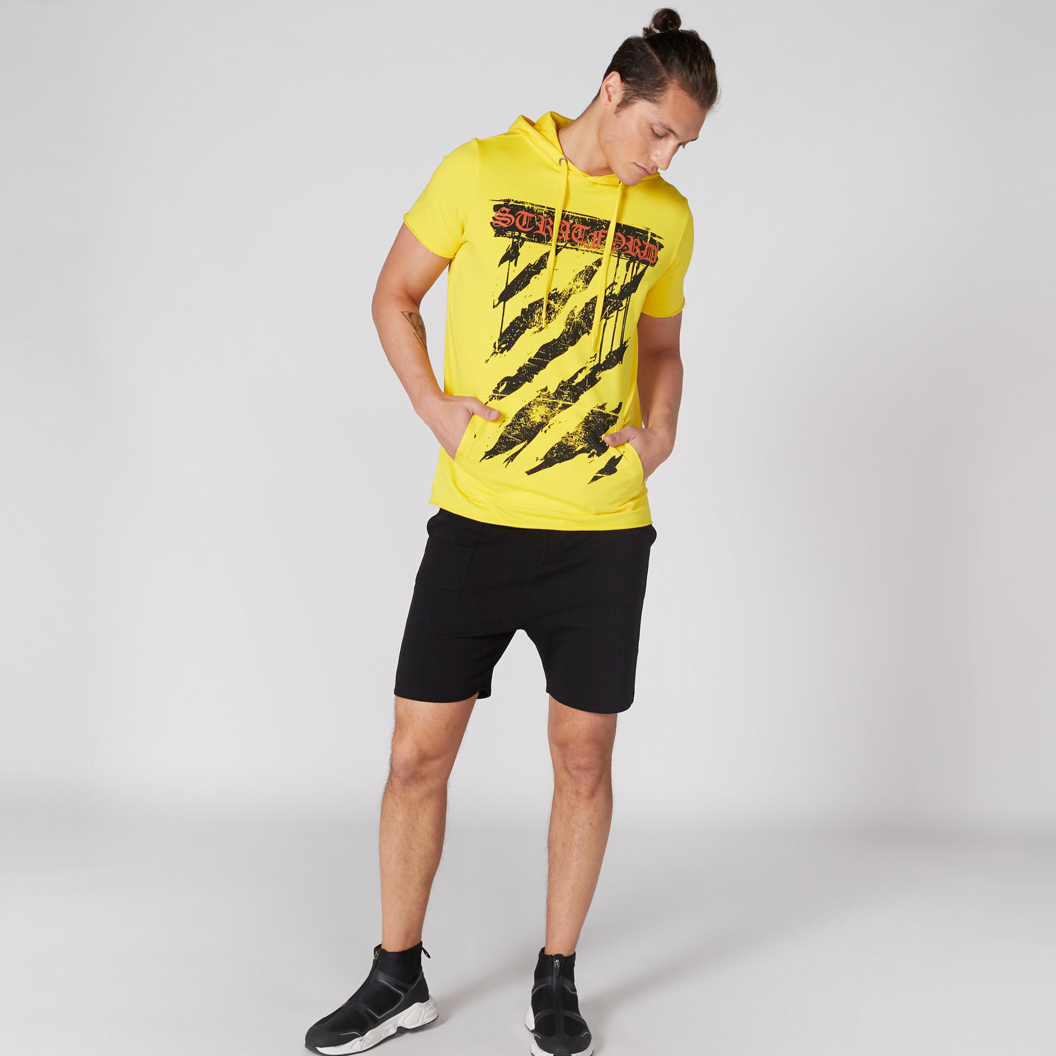 تيشيرت بأكمام قصيرة وطبعات وجيوب وقبعة-men-clothing-tshirtsandpolos-tshirts-image-3