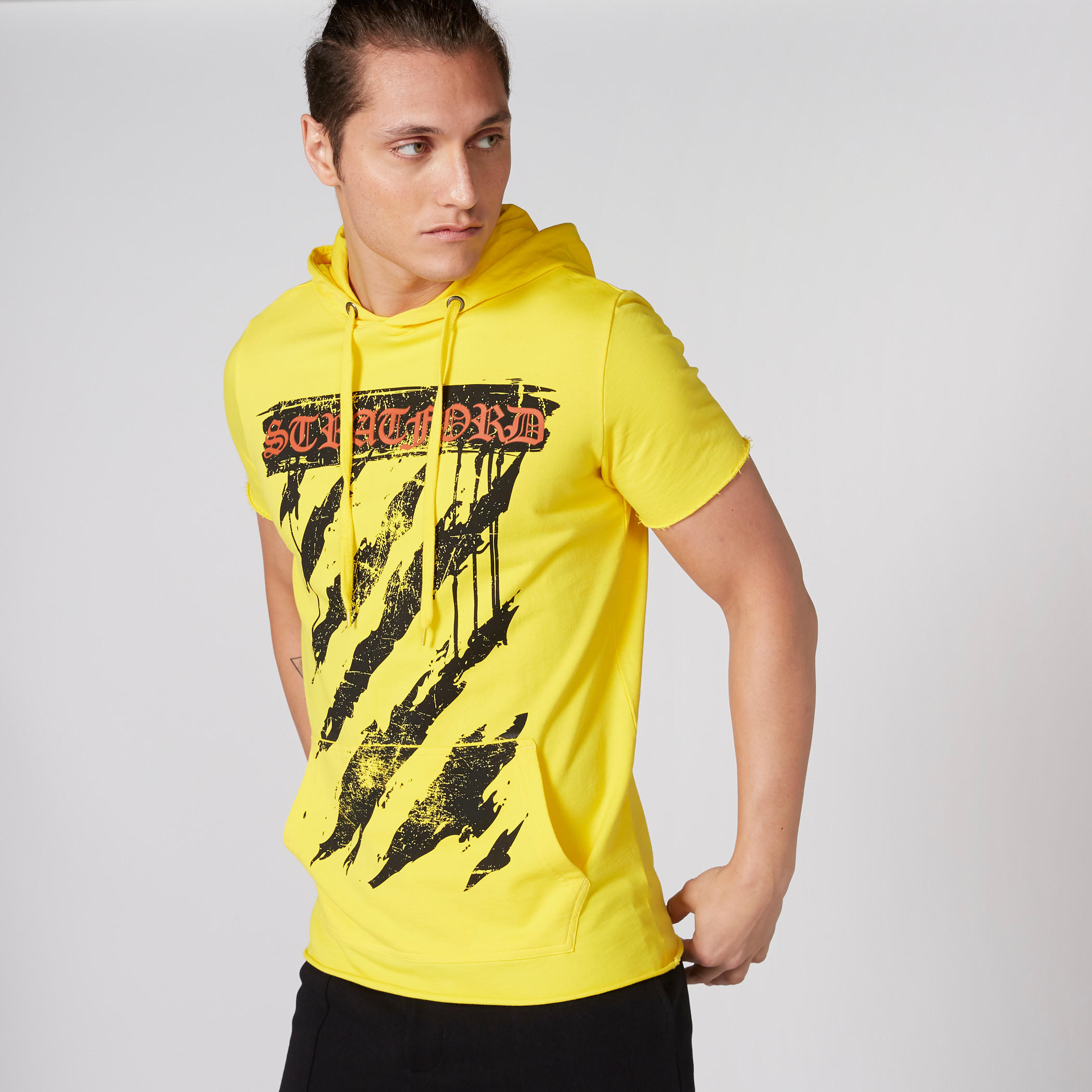 تيشيرت بأكمام قصيرة وطبعات وجيوب وقبعة-men-clothing-tshirtsandpolos-tshirts-image-4