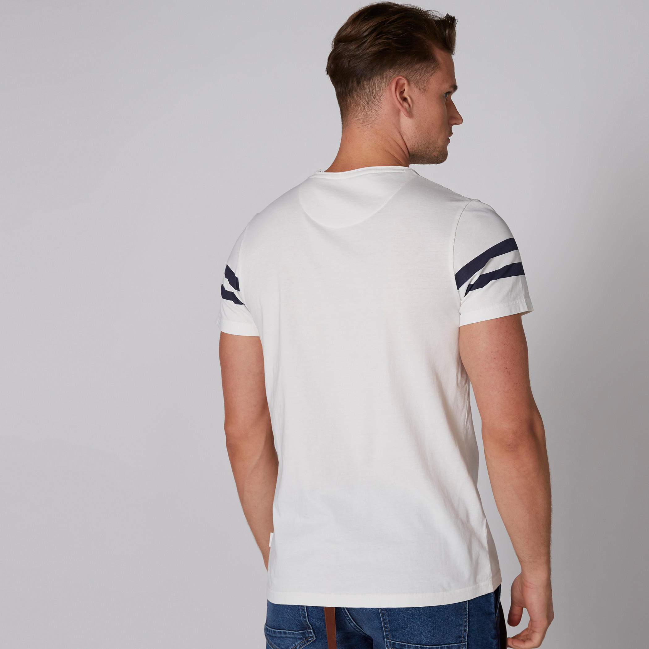 تيشيرت بياقة مستديرة وأكمام قصيرة وطبعات من لي كوبر-men-clothing-tshirtsandpolos-tshirts-image-2