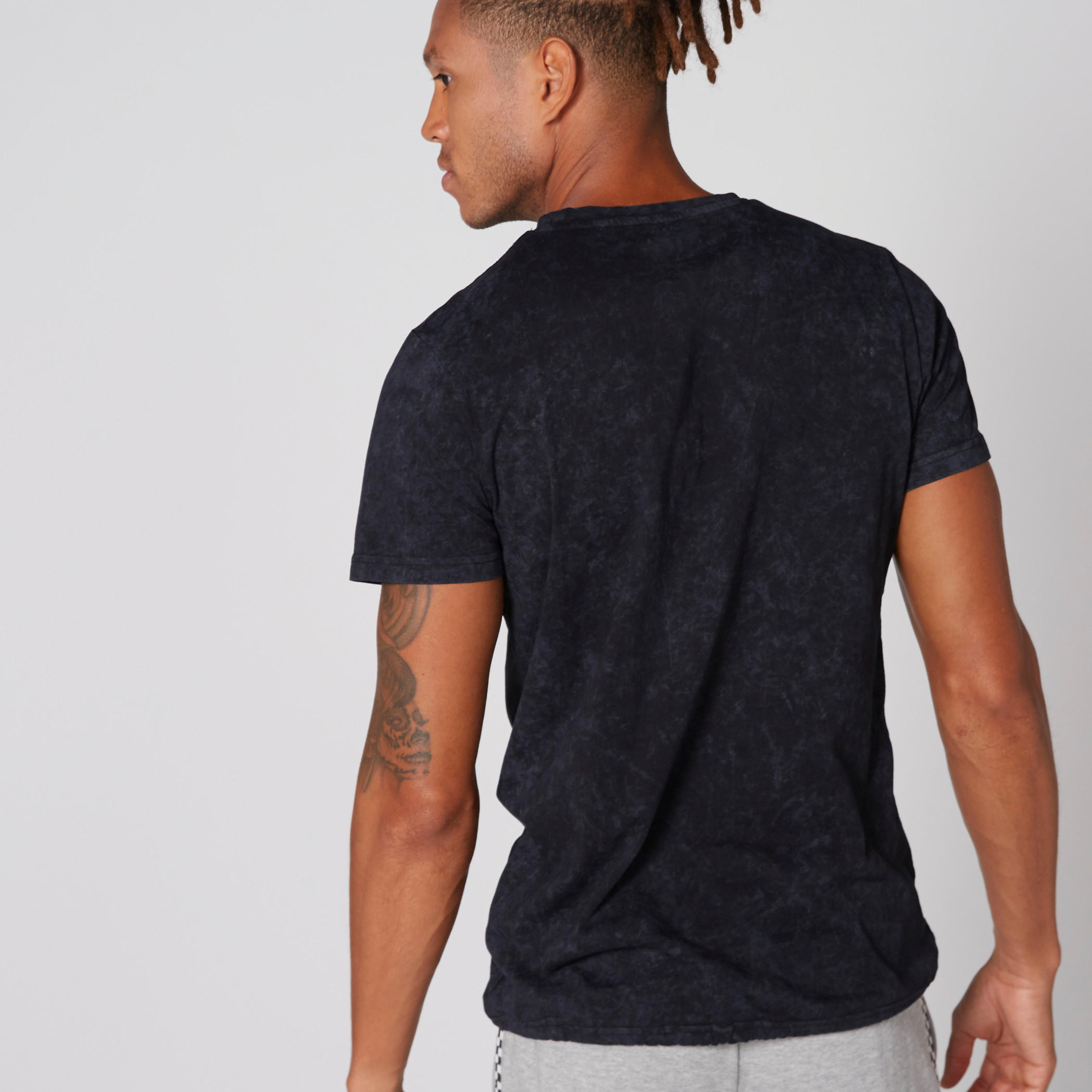 تيشيرت بياقة مستديرة وأكمام قصيرة وطبعات من لي كوبر-men-clothing-tshirtsandpolos-tshirts-image-2
