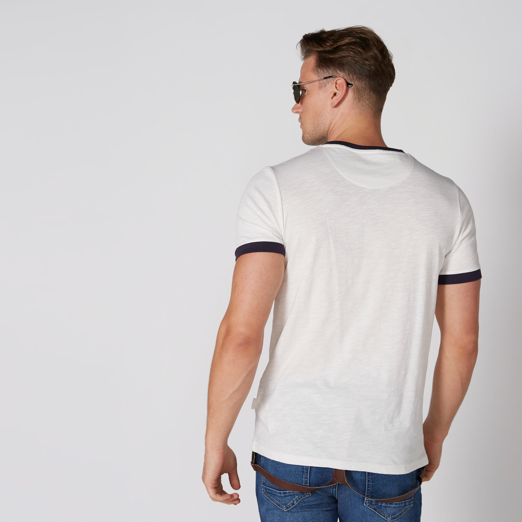 تيشيرت بياقة ضيّقة وأكمام قصيرة وطبعات من لي كوبر-men-clothing-tshirtsandpolos-tshirts-image-2