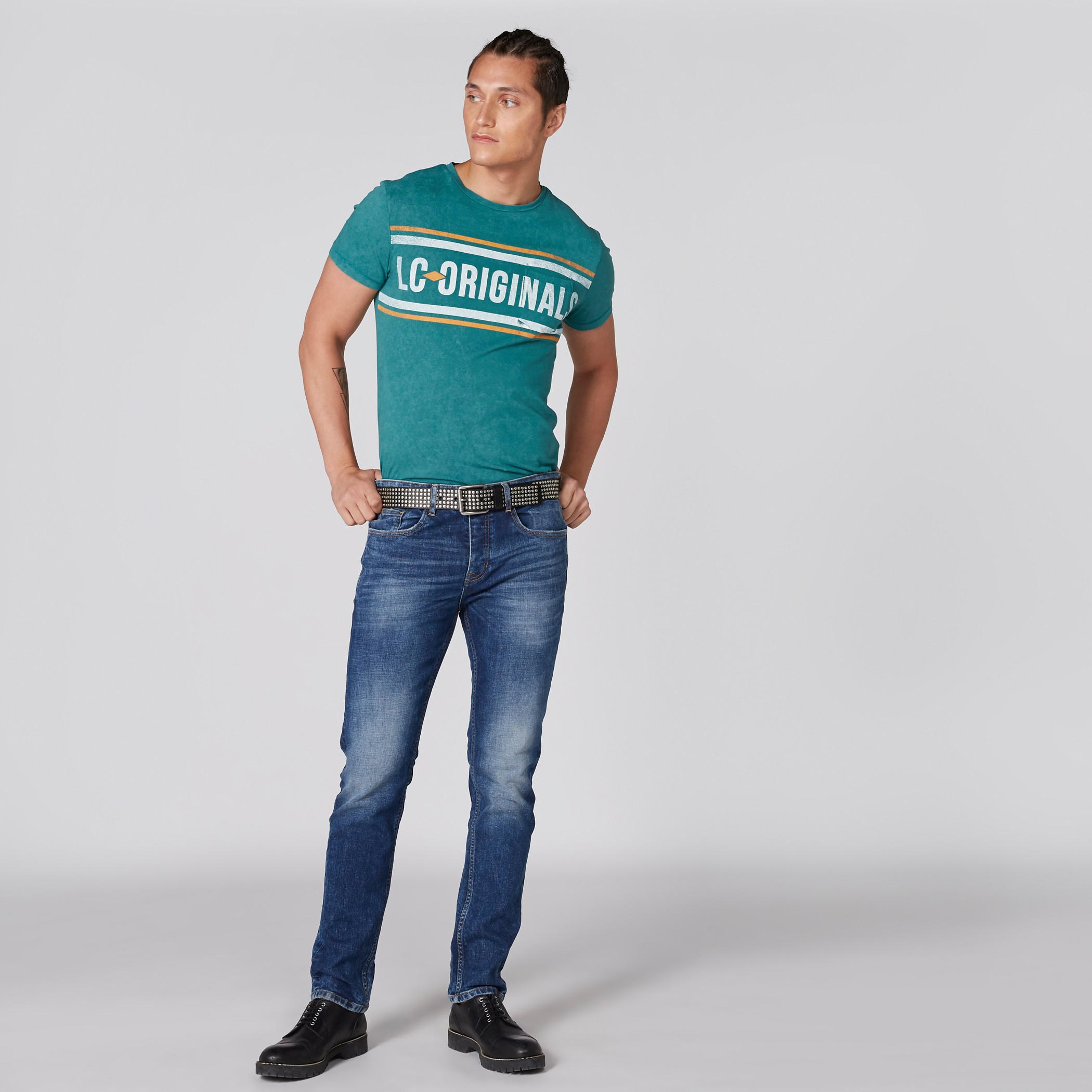 تيشيرت بياقة ضيّقة وأكمام قصيرة وطبعات-men-clothing-tshirtsandpolos-tshirts-image-1
