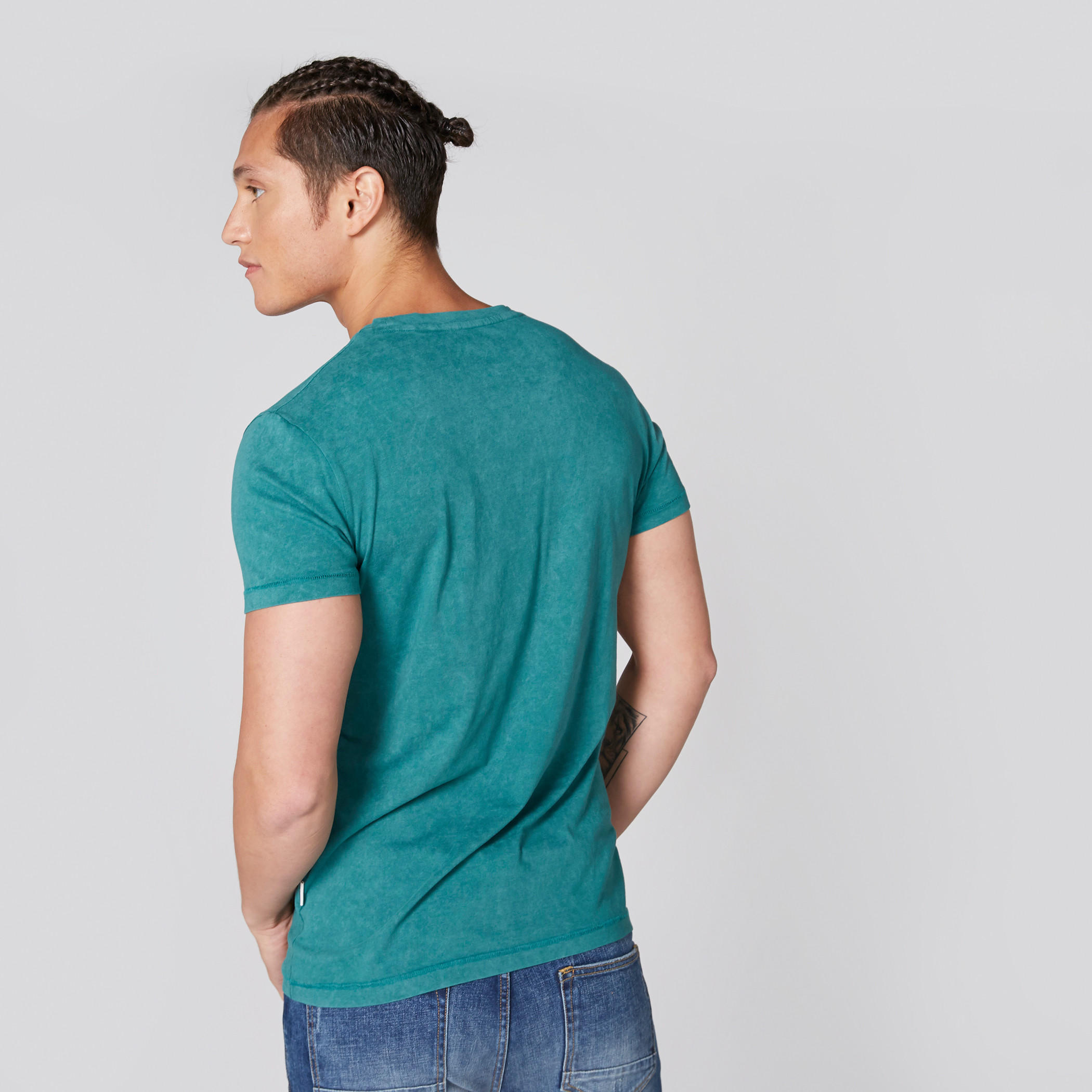 تيشيرت بياقة ضيّقة وأكمام قصيرة وطبعات-men-clothing-tshirtsandpolos-tshirts-image-2