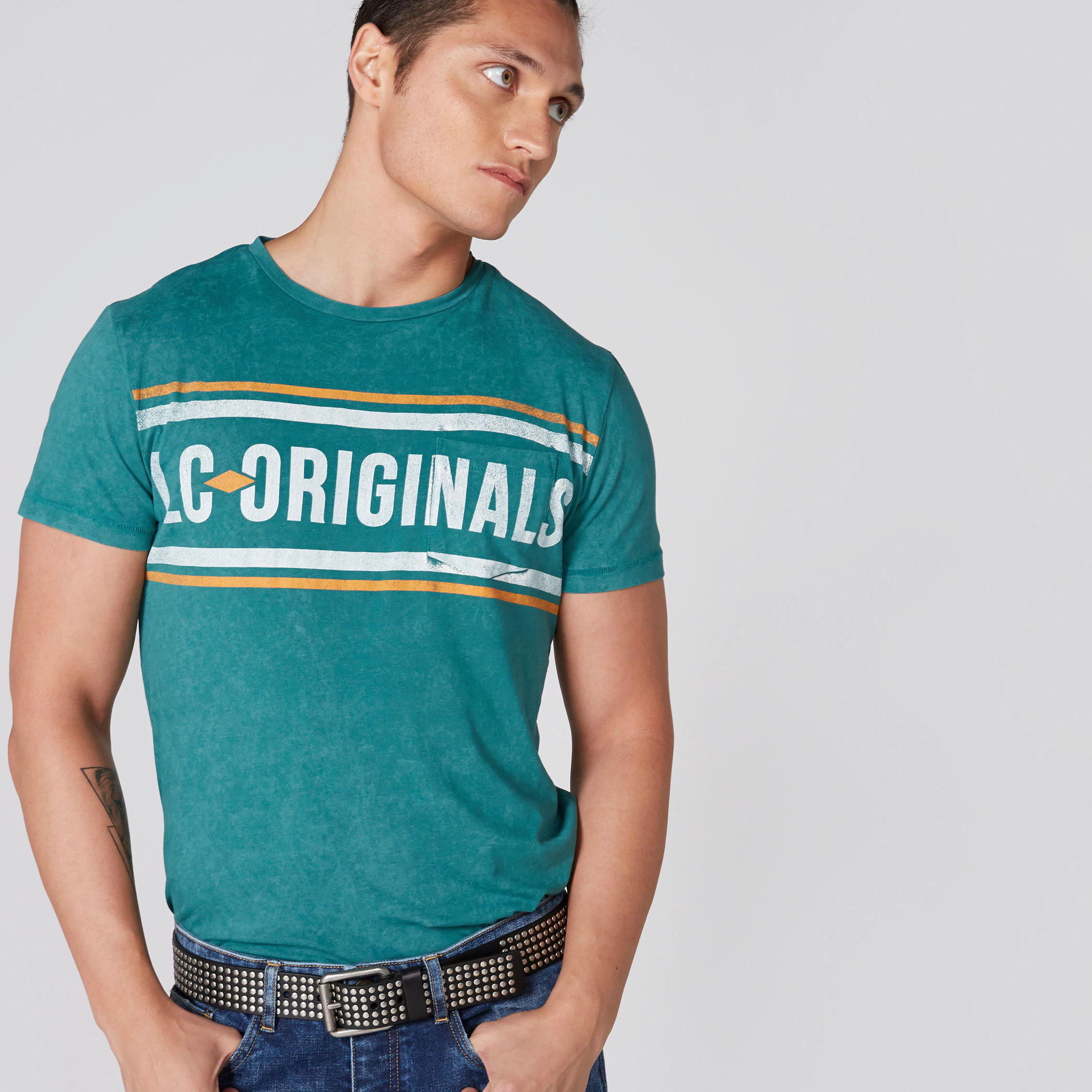 تيشيرت بياقة ضيّقة وأكمام قصيرة وطبعات-men-clothing-tshirtsandpolos-tshirts-image-3