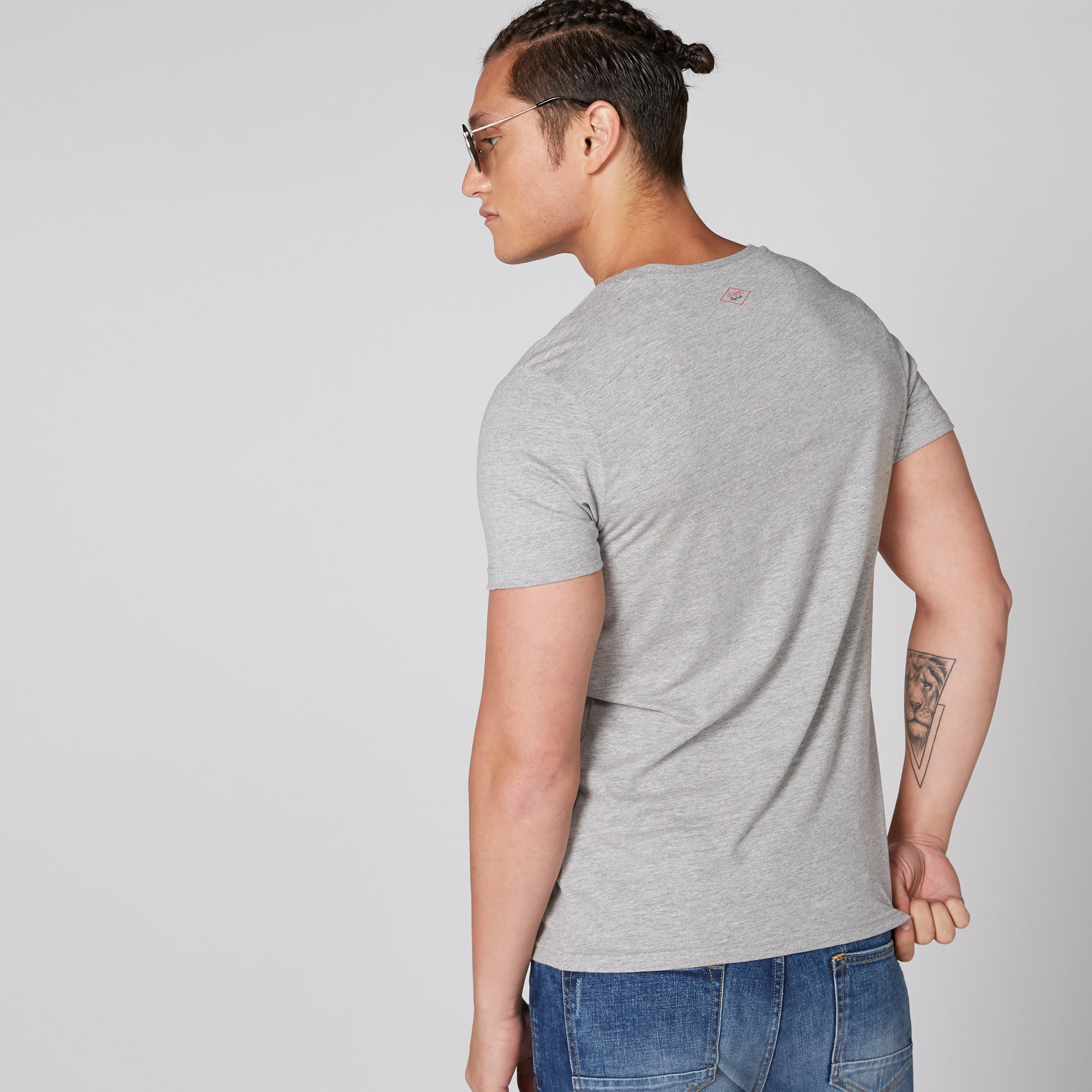 تيشيرت بياقة مستديرة وأكمام قصيرة وطبعات من لي كوبر-men-clothing-tshirtsandpolos-tshirts-image-2