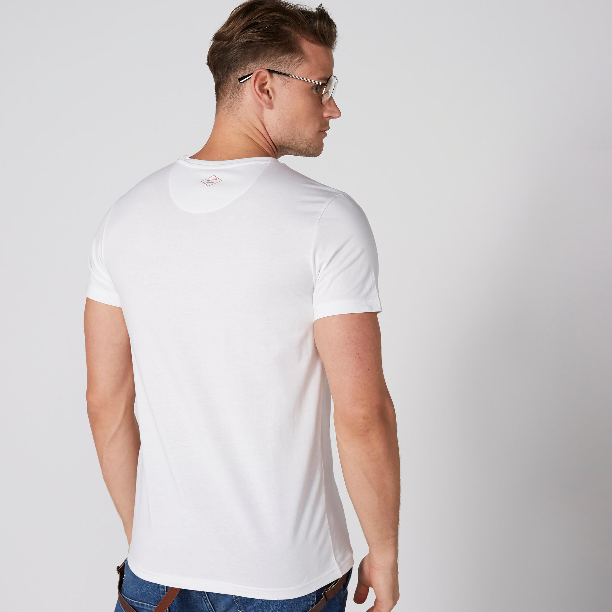 تيشيرت بياقة مستديرة وأكمام قصيرة وطبعات من لي كوبر-men-clothing-tshirtsandpolos-tshirts-image-2