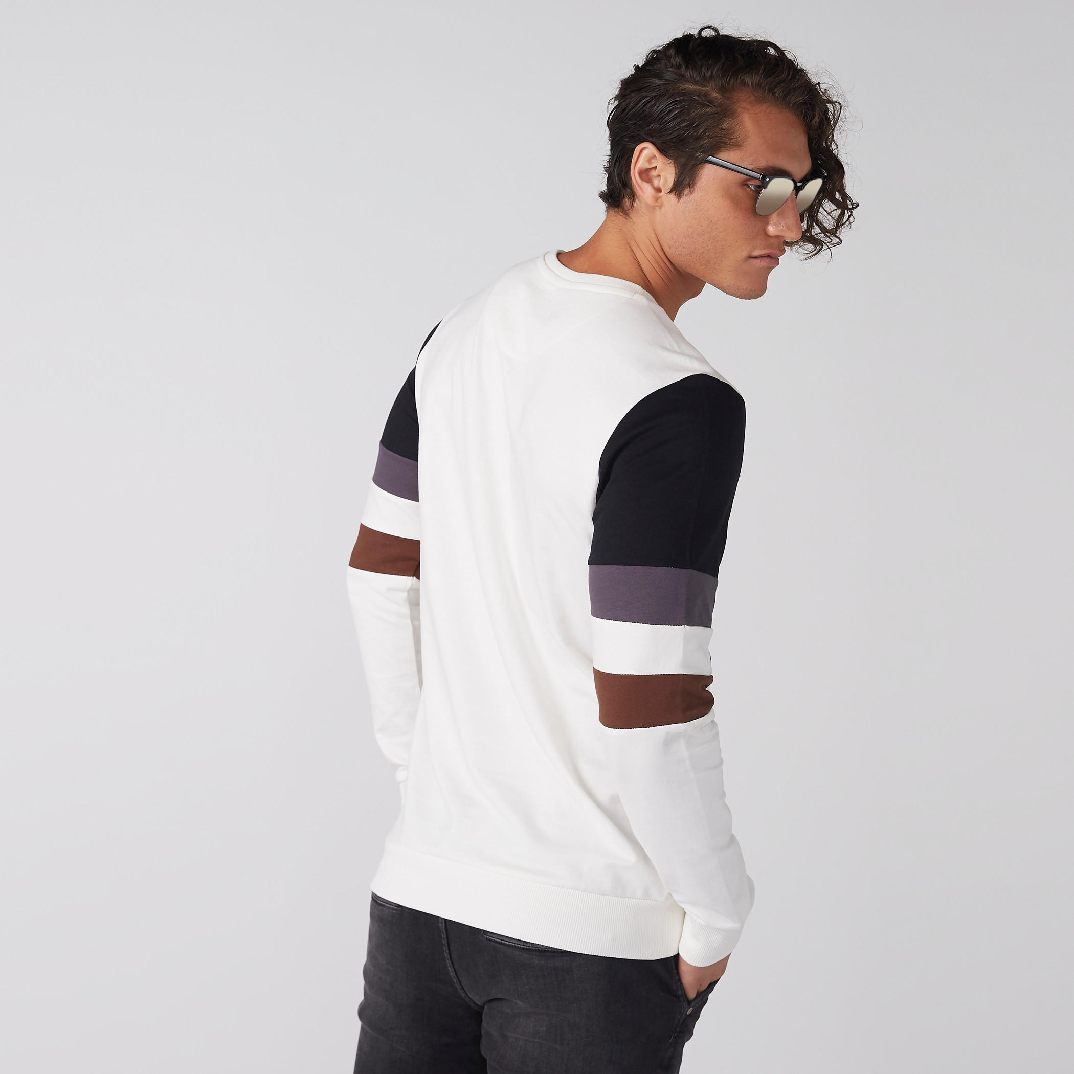 سويت شيرت بياقة ضيّقة وأكمام طويلة وطبعات-men-winterwear-hoodiesandsweatshirts-image-2