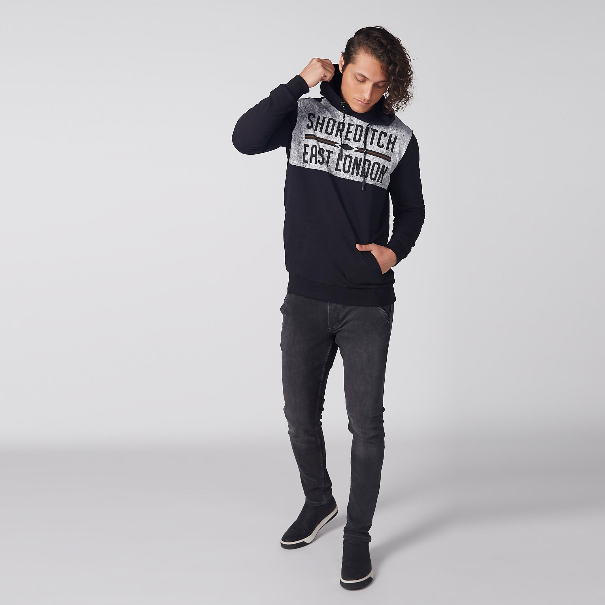 سويت شيرت بقبعة وأكمام طويلة وطبعات-men-winterwear-hoodiesandsweatshirts-image-1