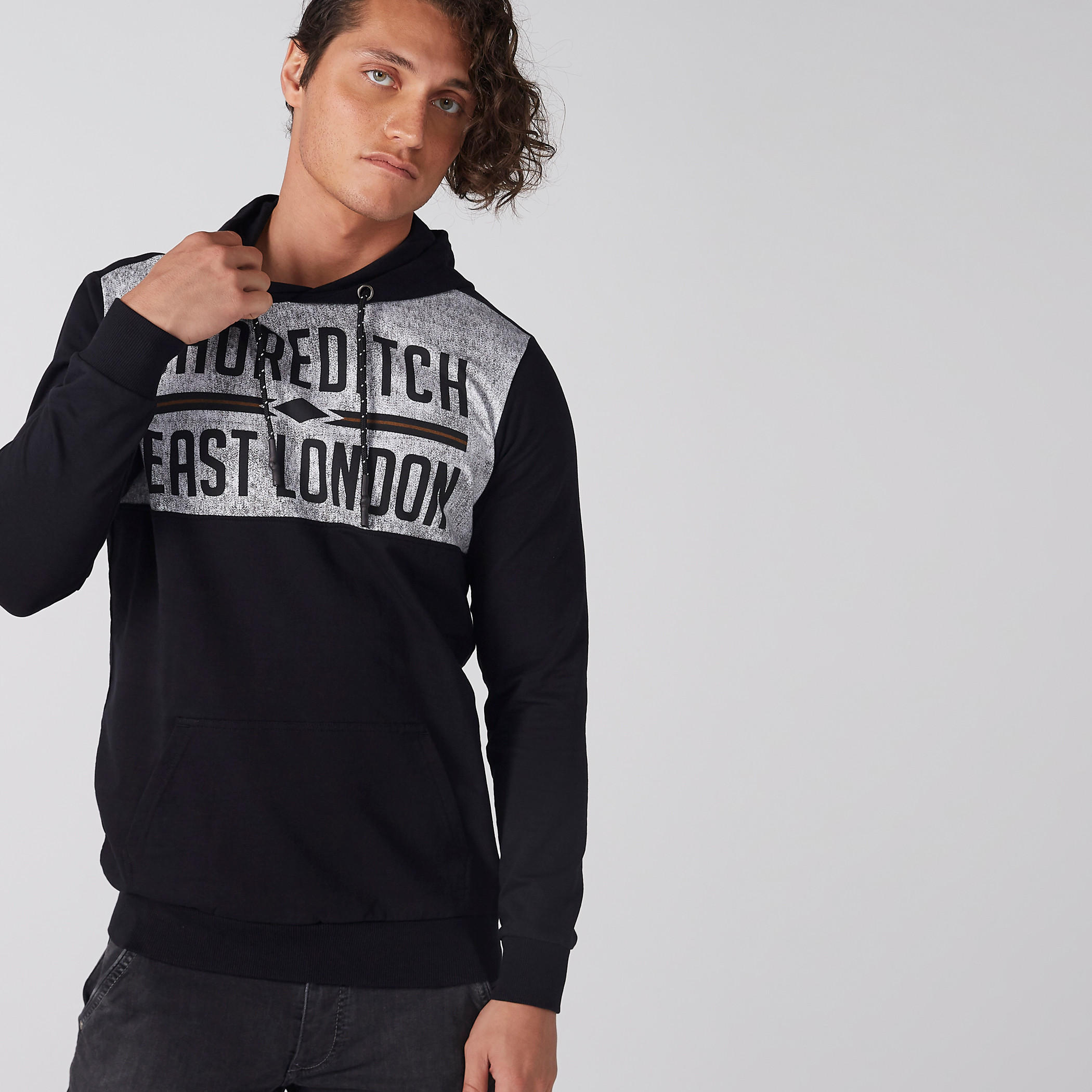 سويت شيرت بقبعة وأكمام طويلة وطبعات-men-winterwear-hoodiesandsweatshirts-image-2