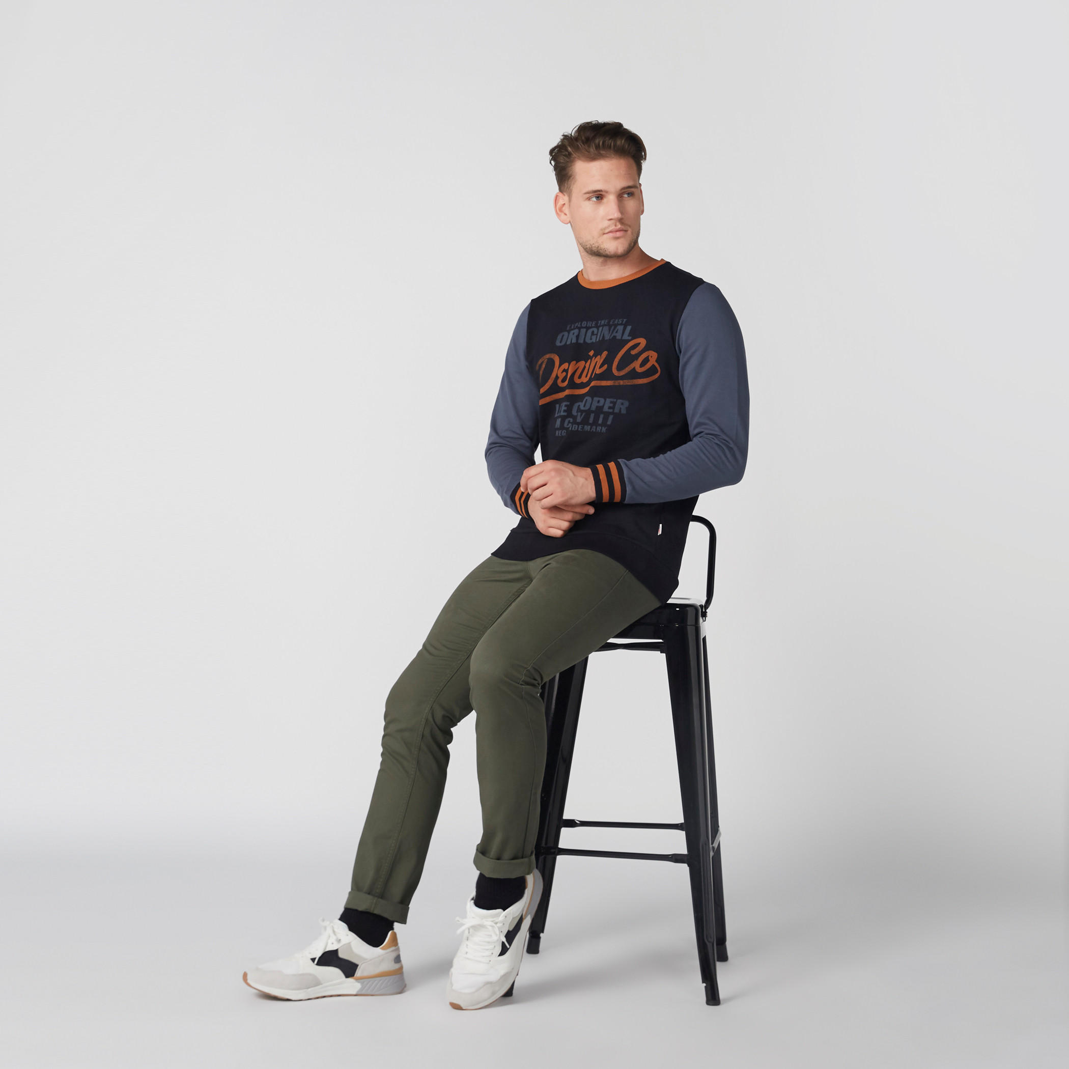 سويت شيرت بنقش مطبوع بياقة ضيقة وأكمام طويلة-men-winterwear-hoodiesandsweatshirts-image-3