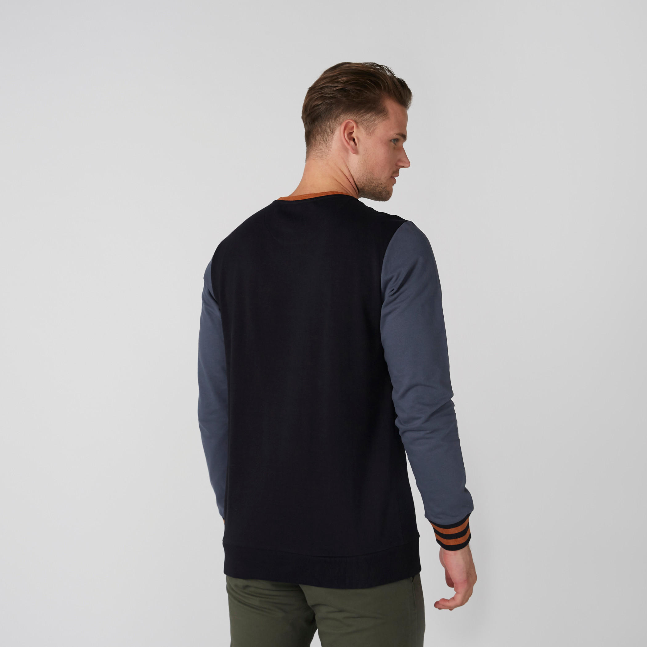 سويت شيرت بنقش مطبوع بياقة ضيقة وأكمام طويلة-men-winterwear-hoodiesandsweatshirts-image-1