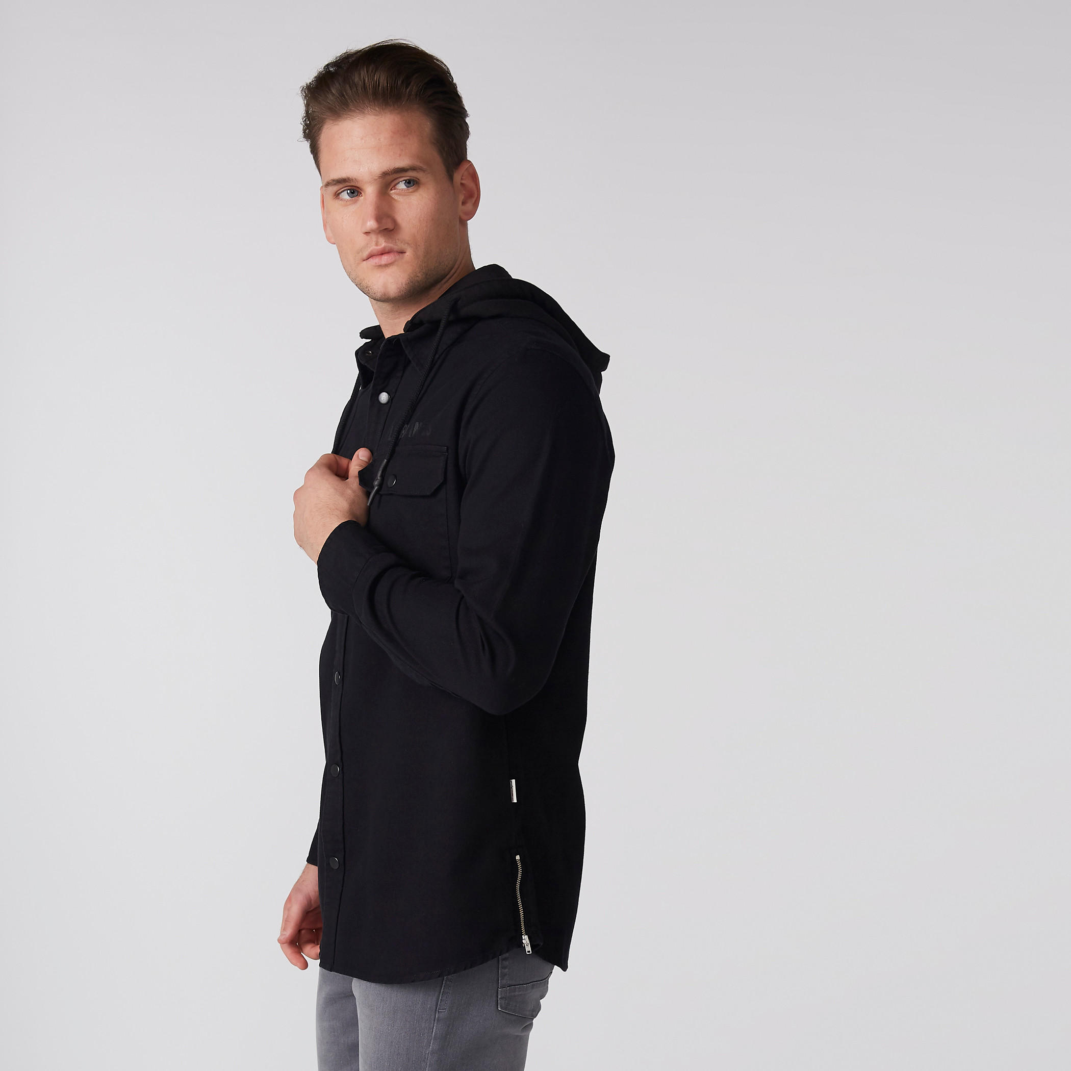 قميص بجيوب وقبعة قابلة للفصل وأزرار-men-clothing-shirts-image-1