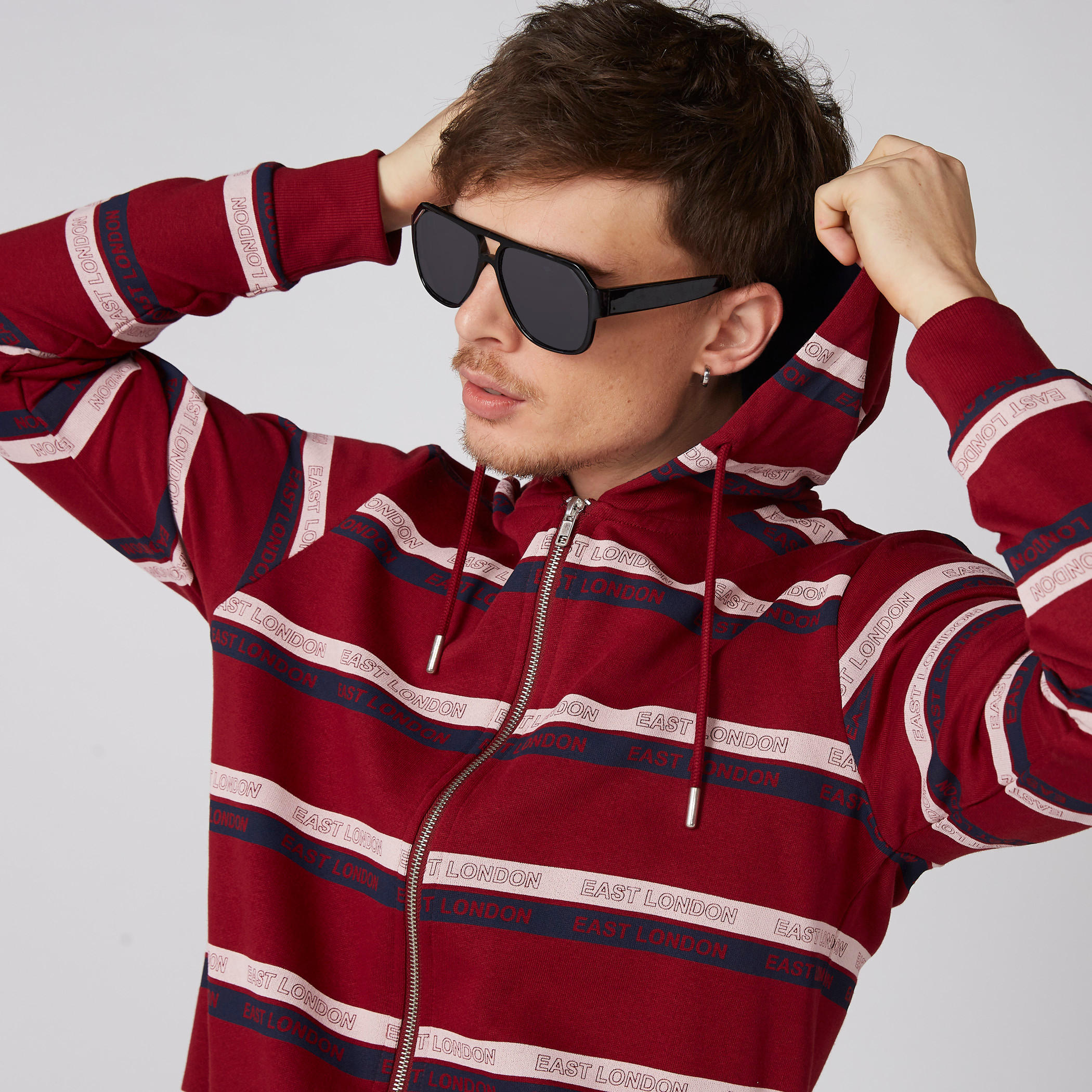 جاكيت بأكمام طويلة وسحّاب إغلاق وطبعات مع قبعة-men-winterwear-hoodiesandsweatshirts-image-2