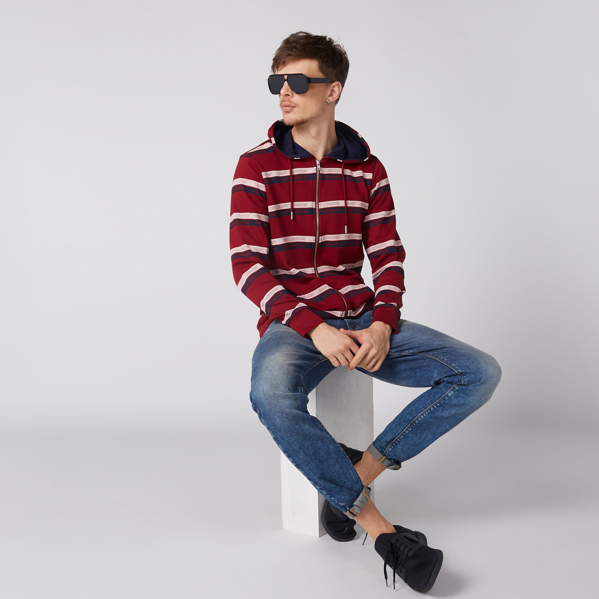 جاكيت بأكمام طويلة وسحّاب إغلاق وطبعات مع قبعة-men-winterwear-hoodiesandsweatshirts-image-1