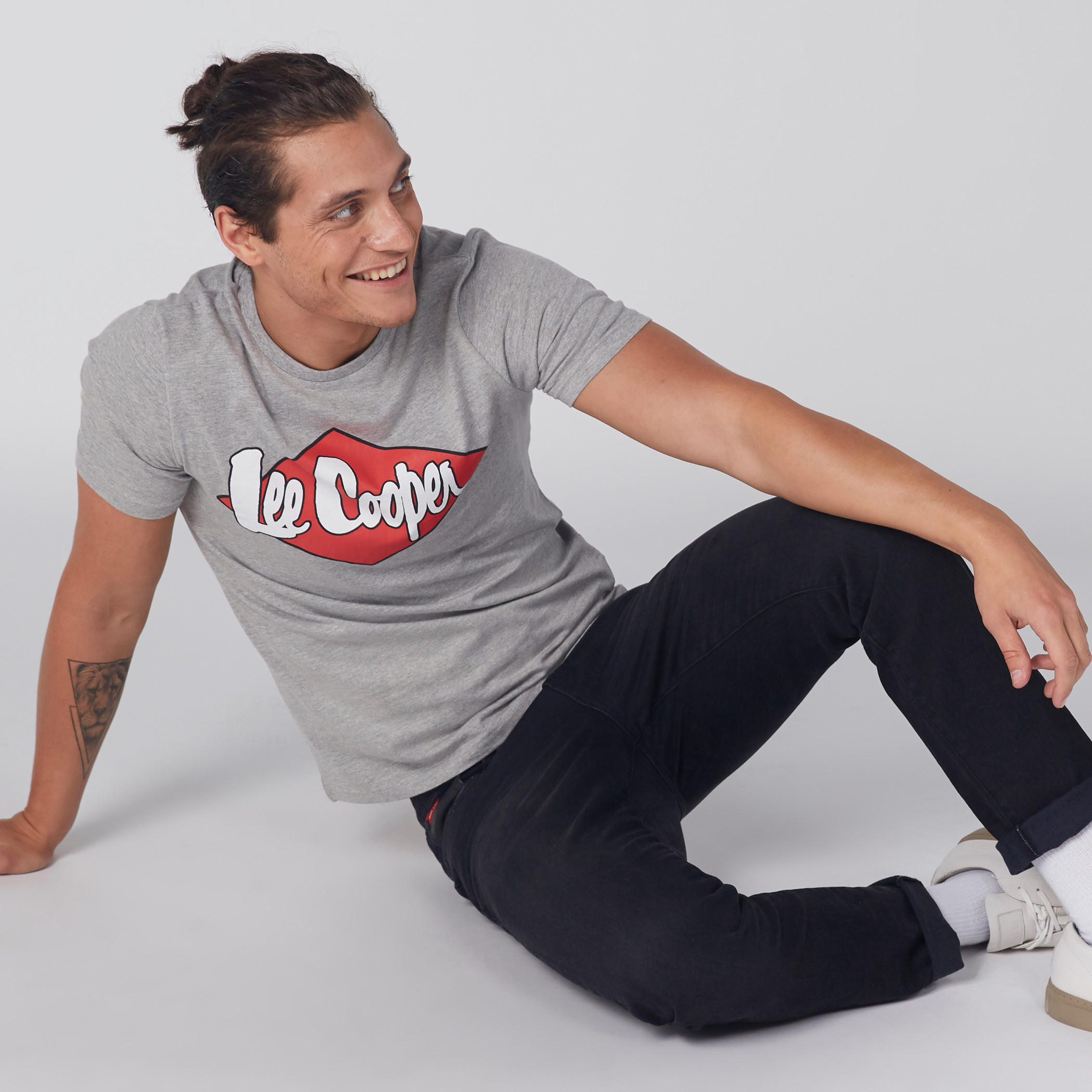 تيشيرت مطبوع بياقة ضيقة وأكمام قصيرة-men-clothing-tshirtsandpolos-tshirts-image-3