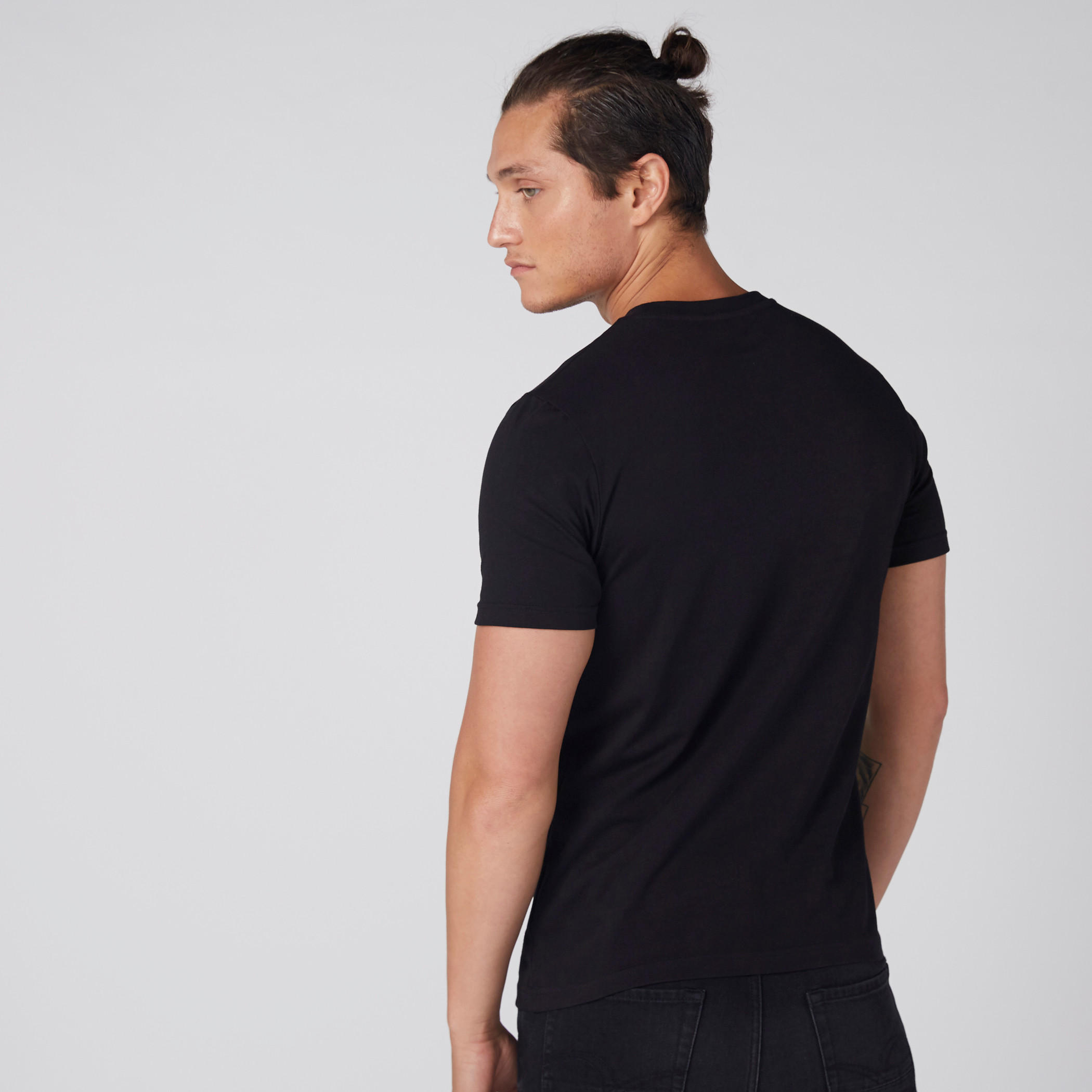 تيشيرت مطبوع بياقة ضيقة وأكمام قصيرة-men-clothing-tshirtsandpolos-tshirts-image-9
