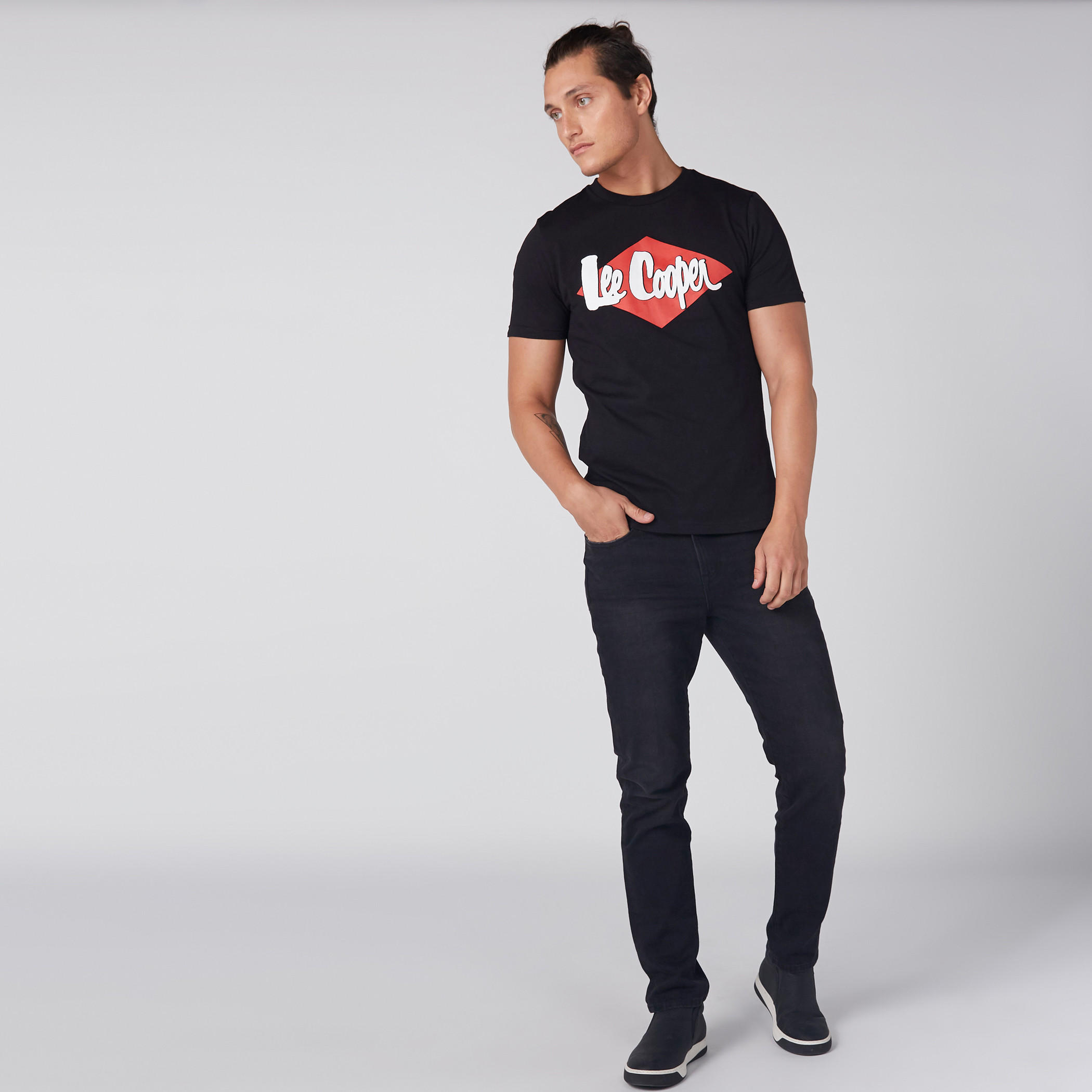 تيشيرت مطبوع بياقة ضيقة وأكمام قصيرة-men-clothing-tshirtsandpolos-tshirts-image-10
