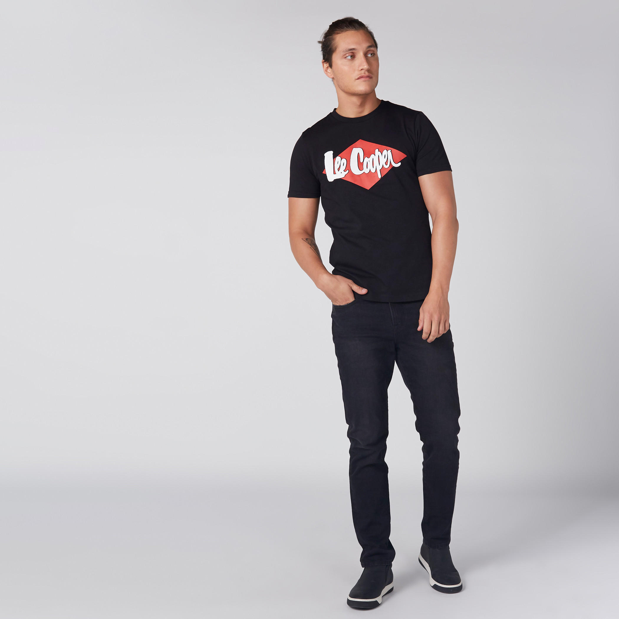 تيشيرت مطبوع بياقة ضيقة وأكمام قصيرة-men-clothing-tshirtsandpolos-tshirts-image-11
