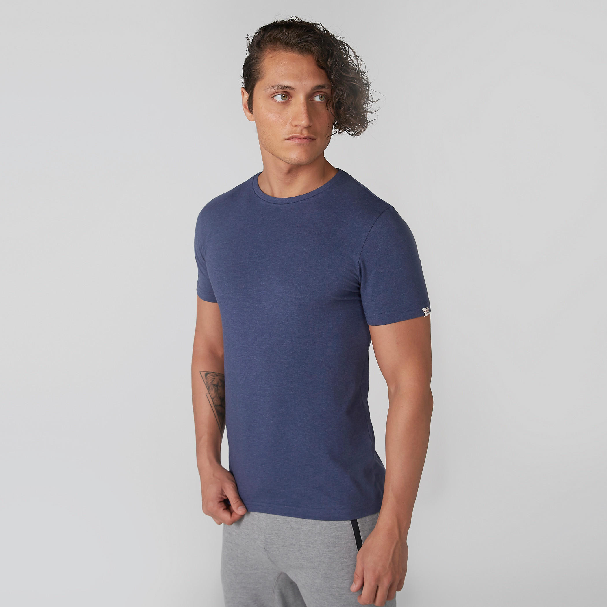 تيشيرت بياقة ضيّقة وأكمام قصيرة من لي كوبر-men-clothing-tshirtsandpolos-tshirts-image-2