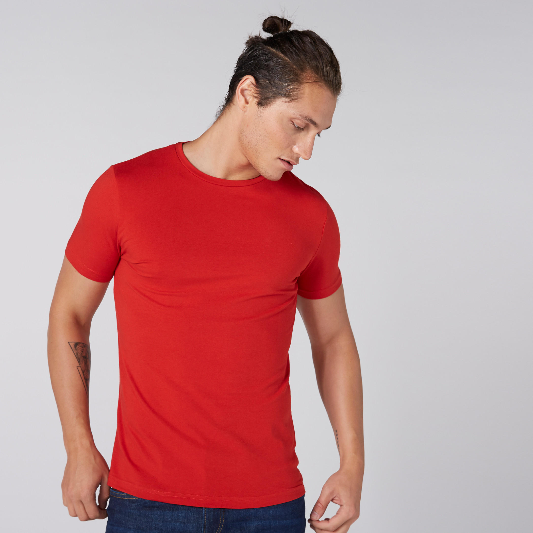 تيشيرت بياقة ضيقة وأكمام قصيرة بقصّة سكيني-men-clothing-tshirtsandpolos-tshirts-image-1