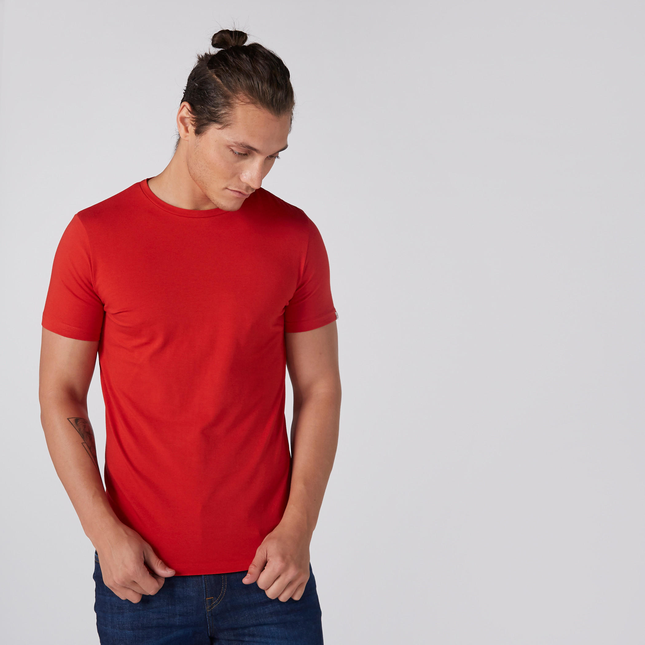 تيشيرت بياقة ضيقة وأكمام قصيرة بقصّة سكيني-men-clothing-tshirtsandpolos-tshirts-image-2