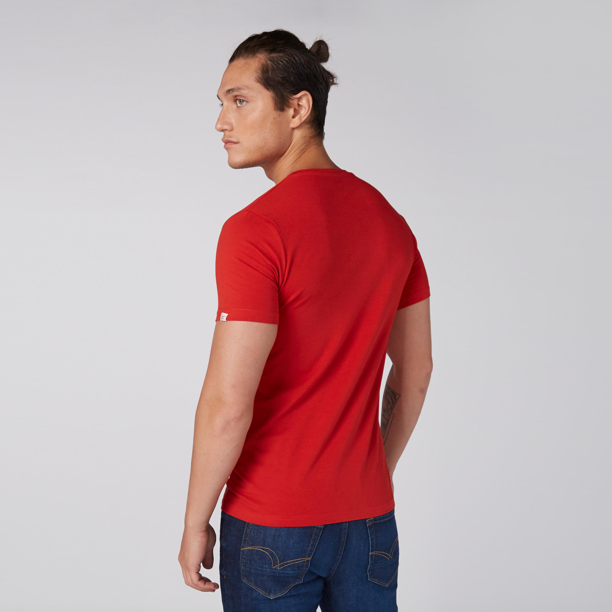 تيشيرت بياقة ضيقة وأكمام قصيرة بقصّة سكيني-men-clothing-tshirtsandpolos-tshirts-image-3