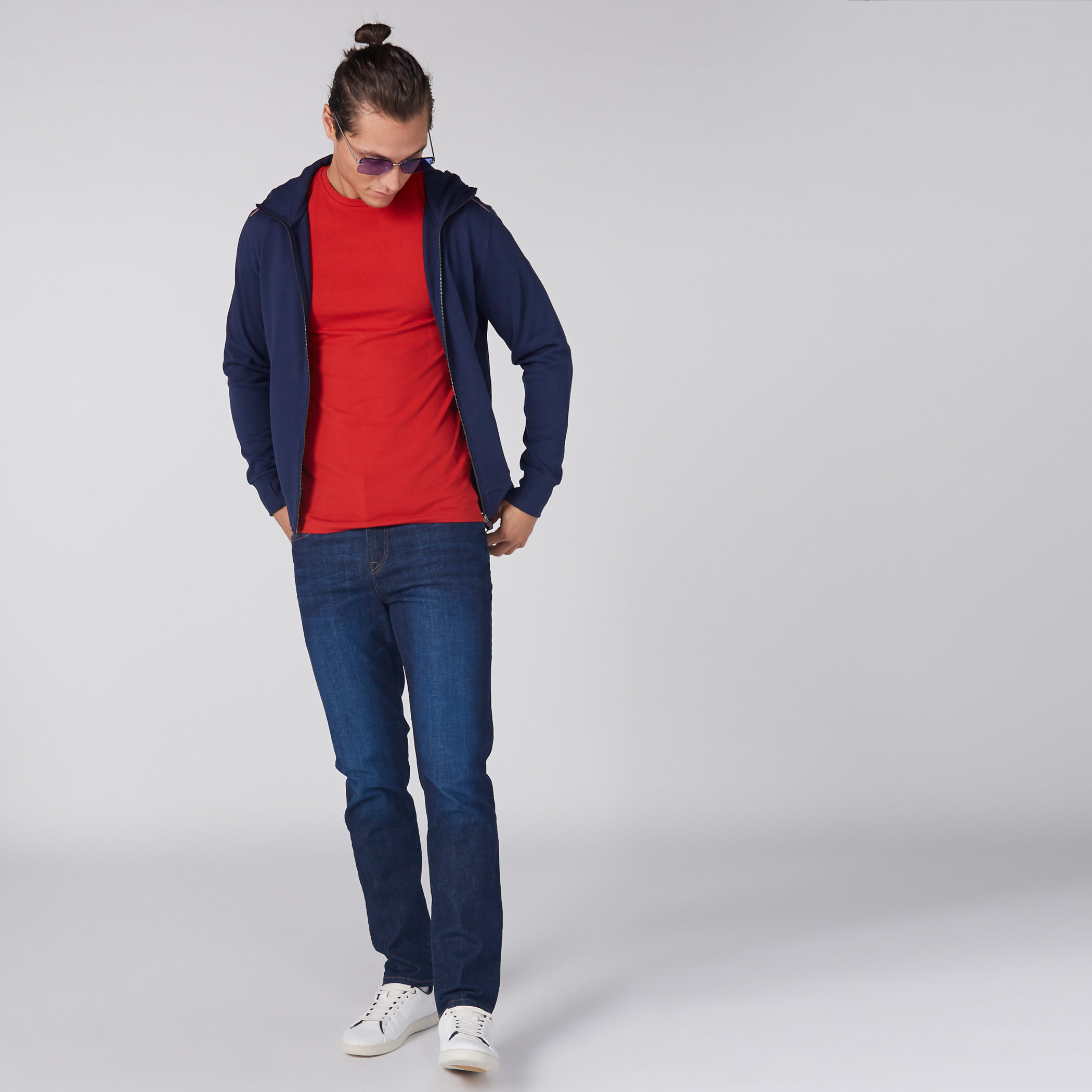 تيشيرت بياقة ضيقة وأكمام قصيرة بقصّة سكيني-men-clothing-tshirtsandpolos-tshirts-image-5