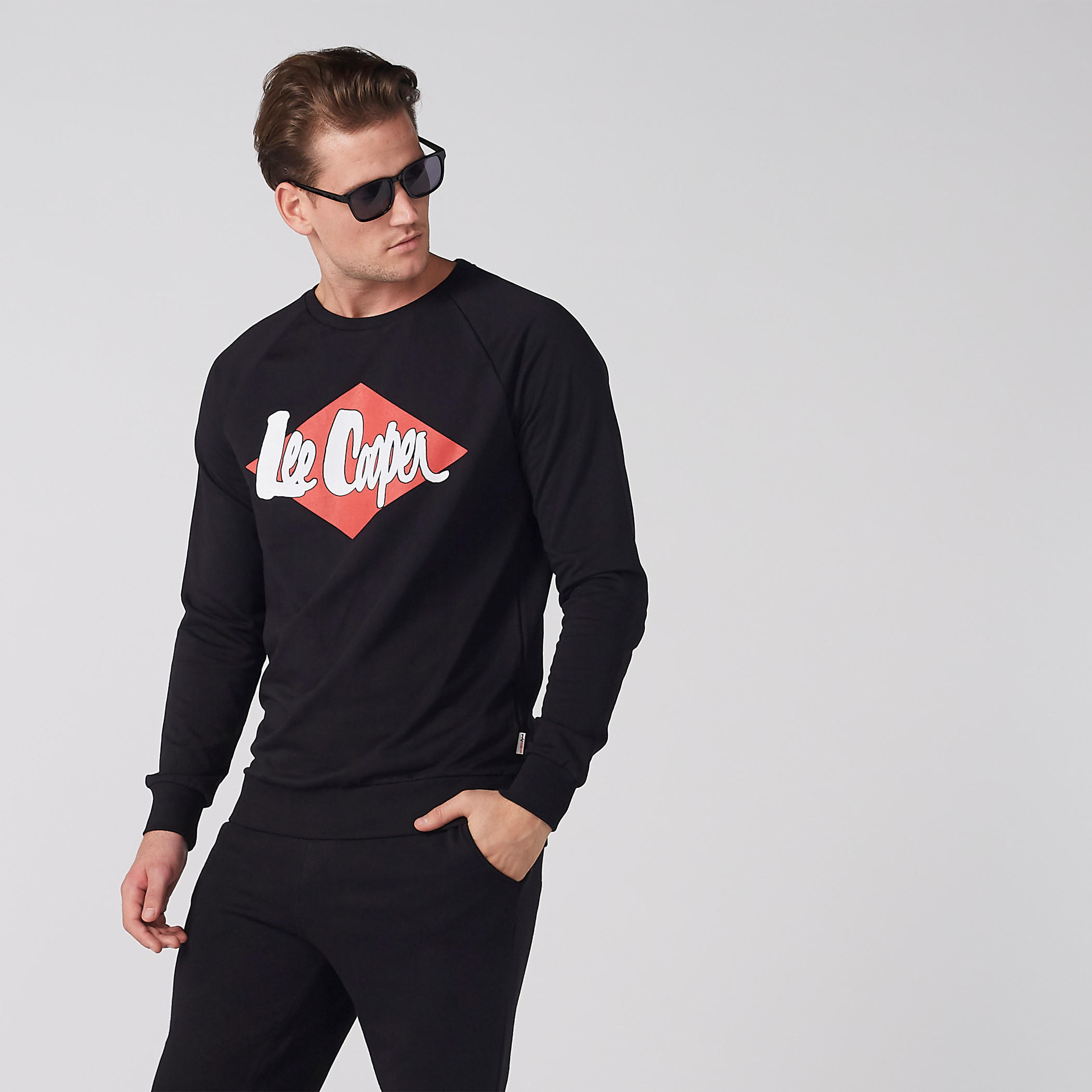 سويت شيرت بياقة ضيقة وأكمام مغايرة وطبعات-men-winterwear-hoodiesandsweatshirts-image-4