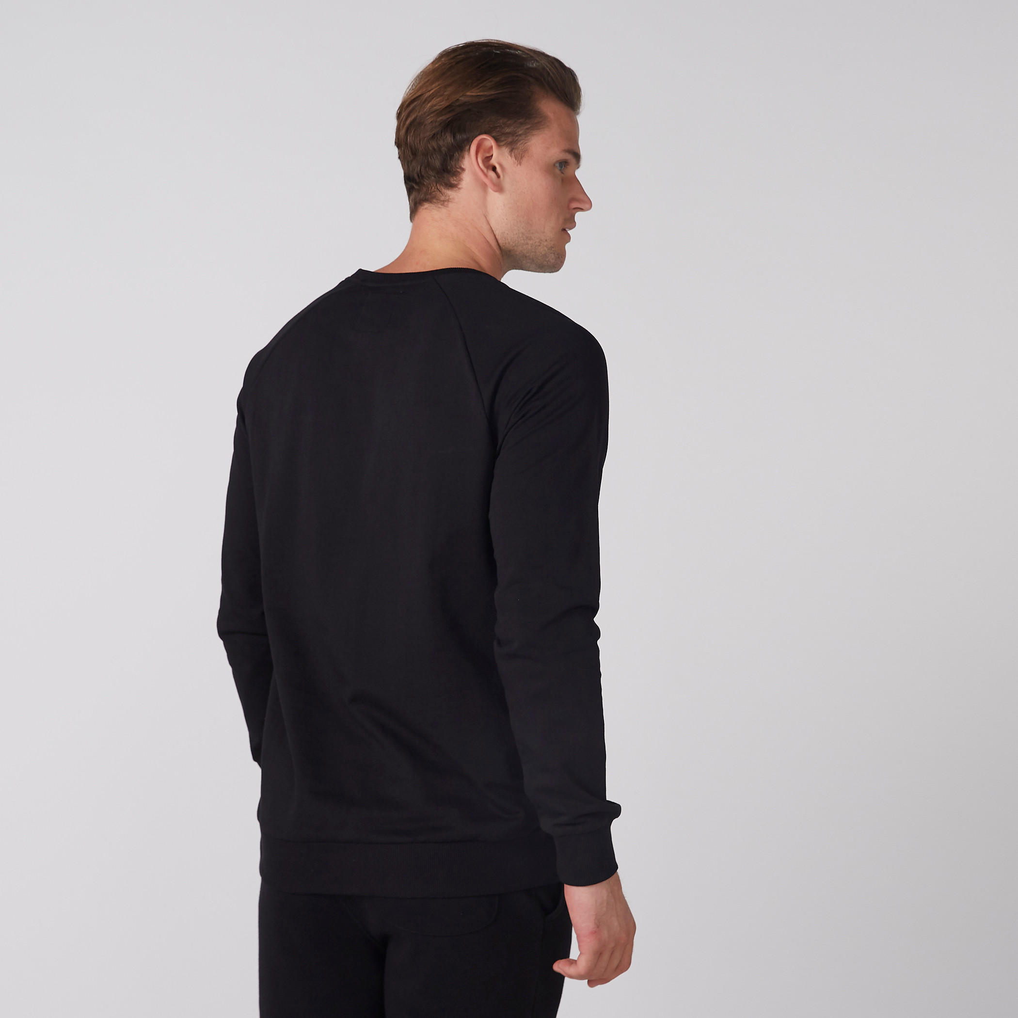 سويت شيرت بياقة ضيقة وأكمام مغايرة وطبعات-men-winterwear-hoodiesandsweatshirts-image-2