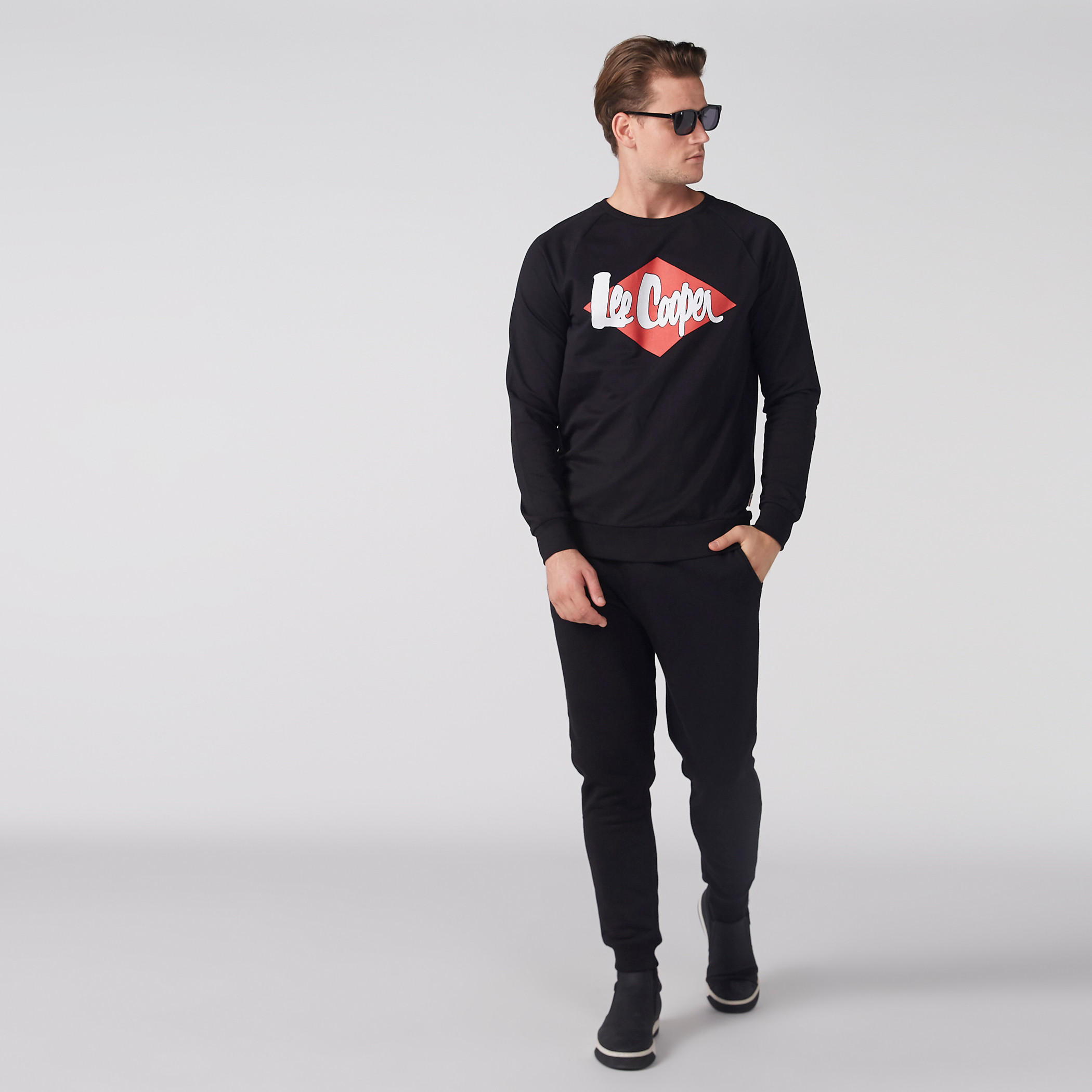 سويت شيرت بياقة ضيقة وأكمام مغايرة وطبعات-men-winterwear-hoodiesandsweatshirts-image-1