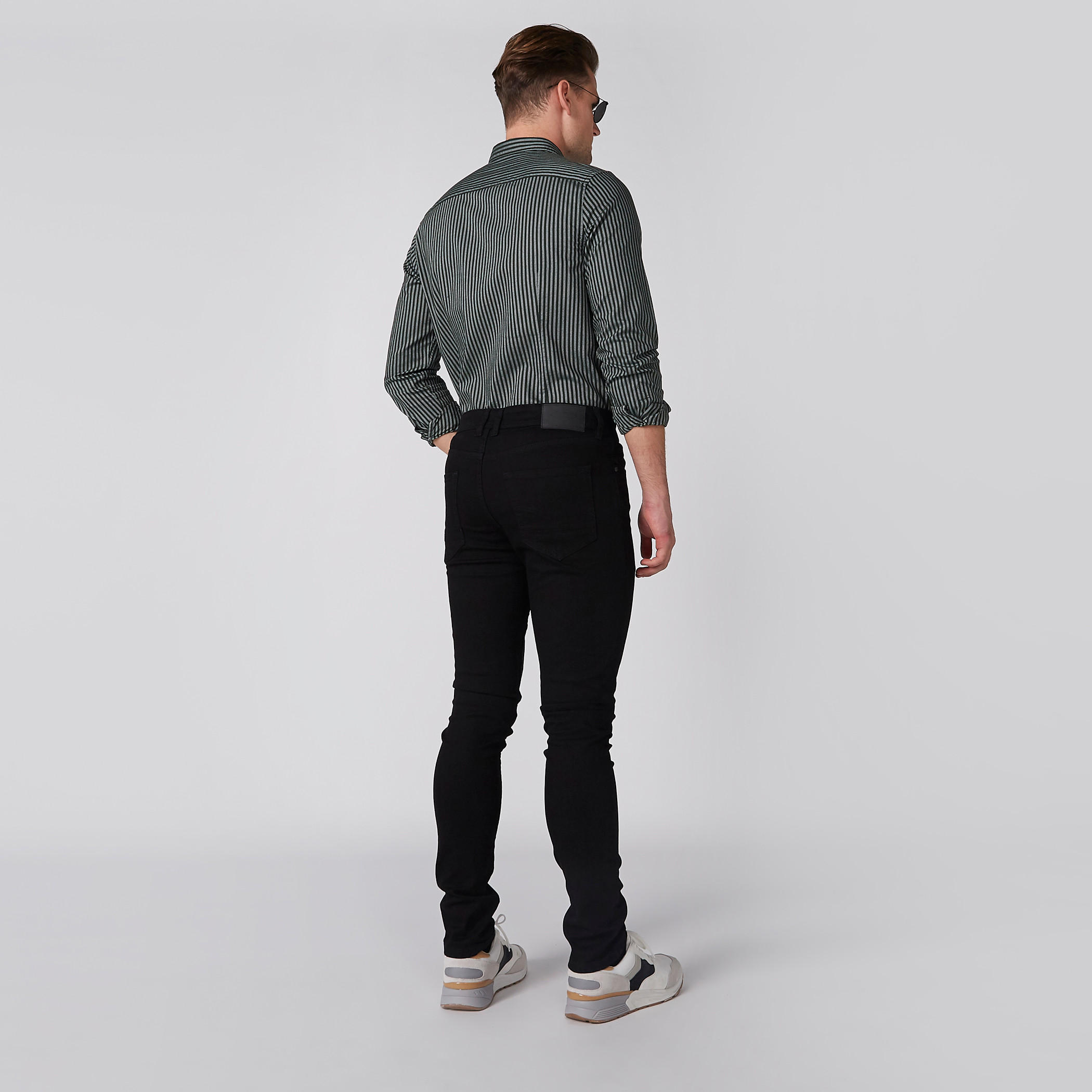 بنطال جينز طويل بقصّة مطابقة للجسم وزر إغلاق-men-clothing-bottoms-jeans-image-4