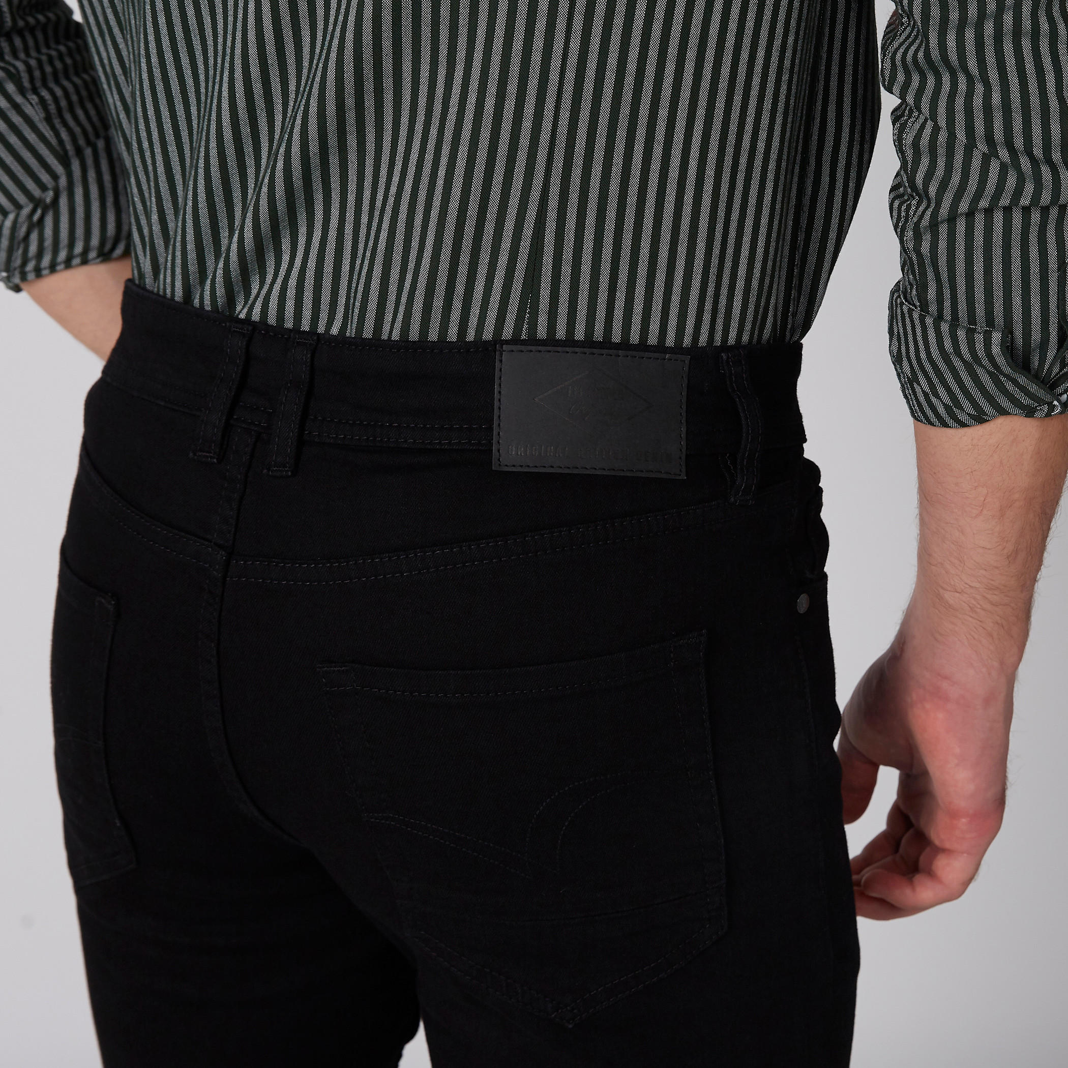 بنطال جينز طويل بقصّة مطابقة للجسم وزر إغلاق-men-clothing-bottoms-jeans-image-5