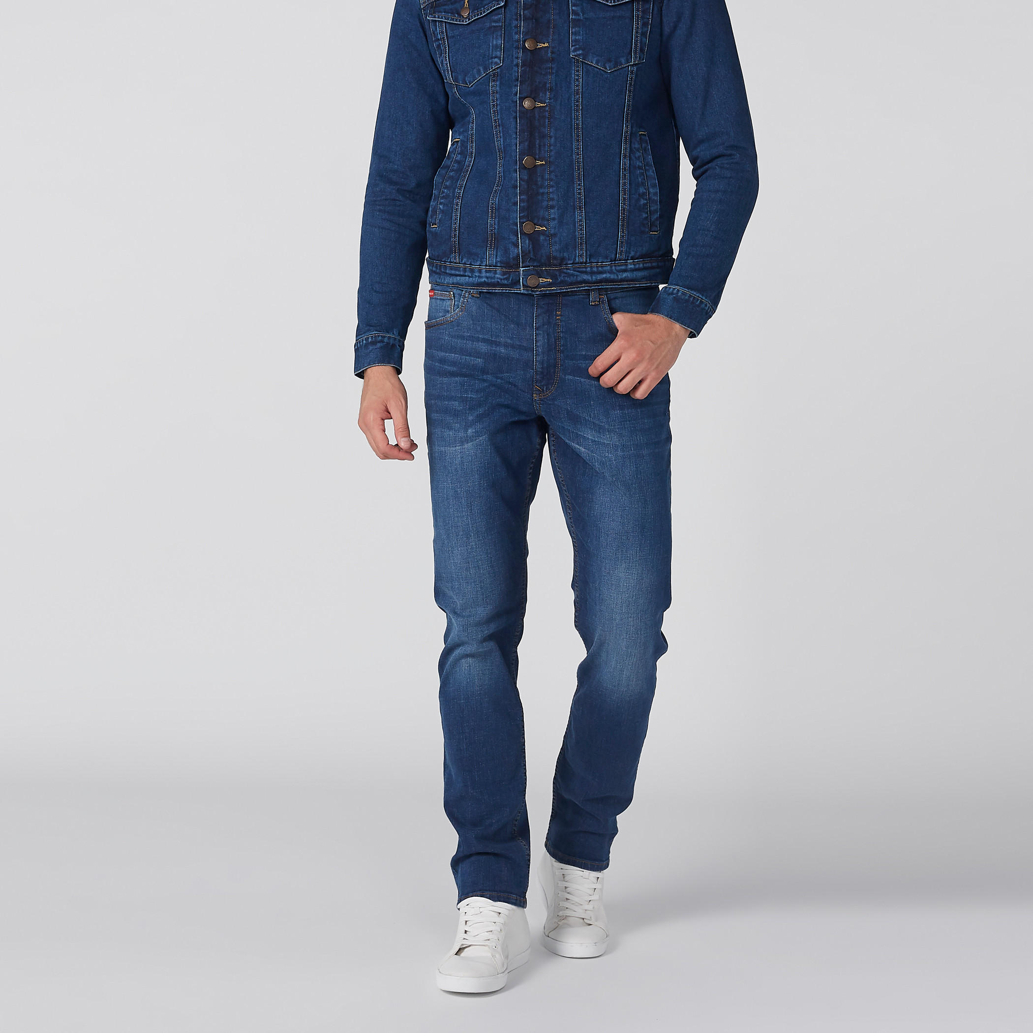 بنطال جينز طويل بقصة مستقيمة وجيوب-men-clothing-bottoms-jeans-image-1