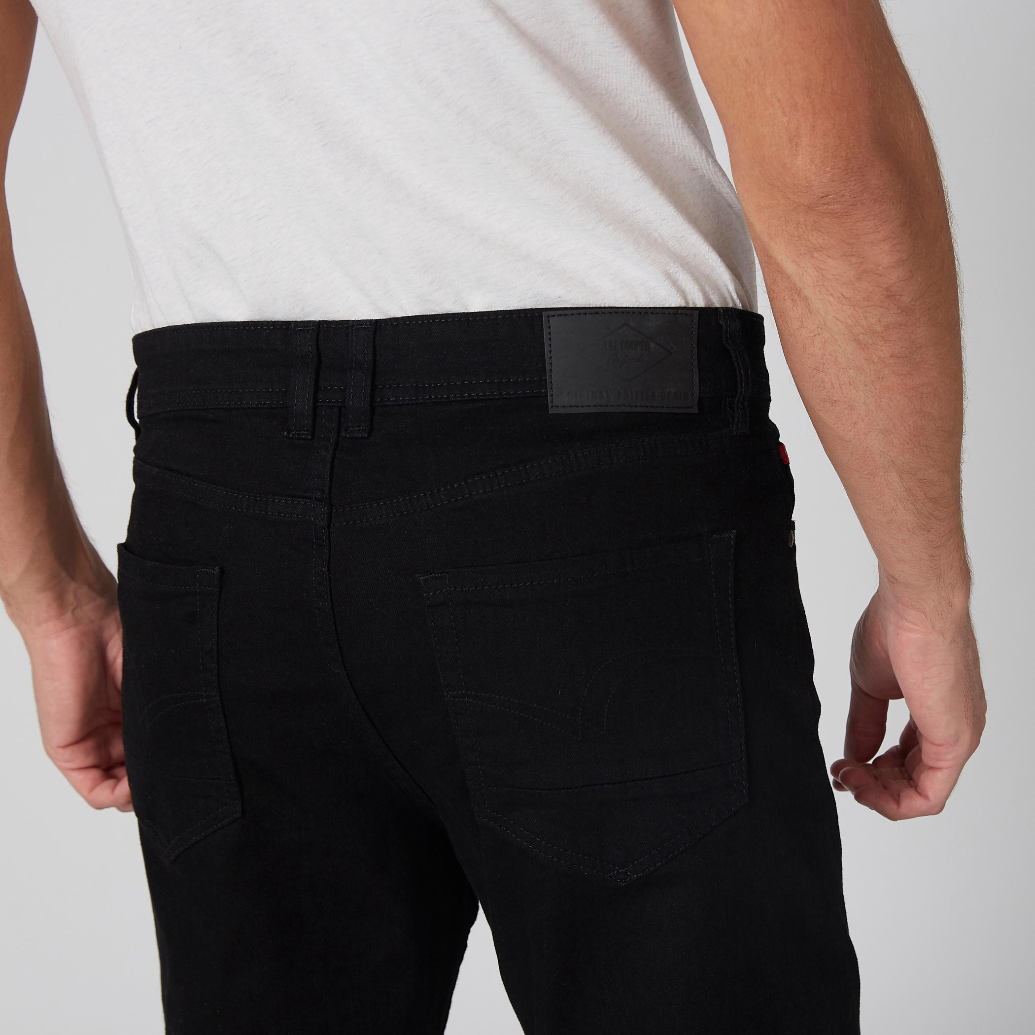 بنطال جينز طويل بقصّة مستقيمة وزر إغلاق-men-clothing-bottoms-jeans-image-5