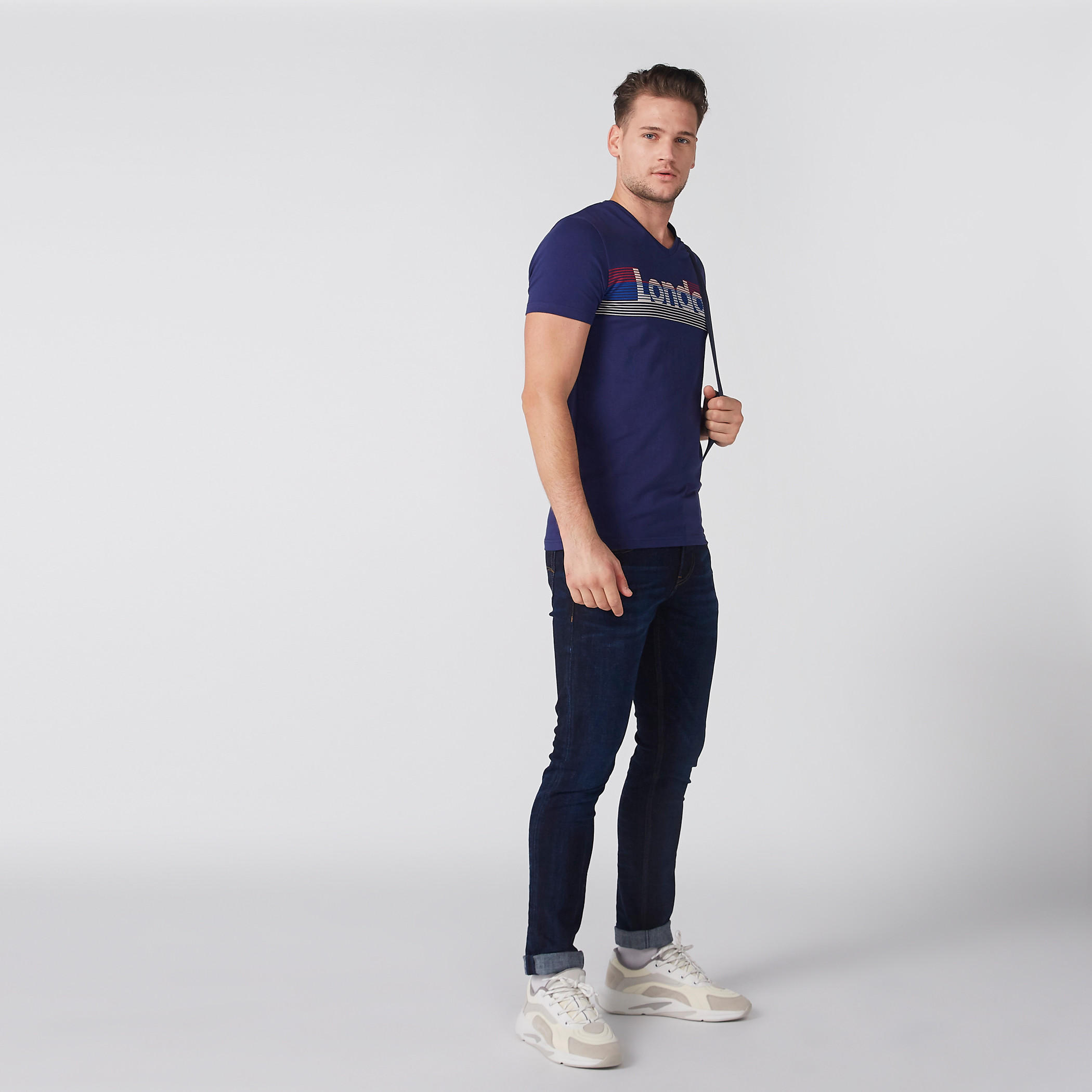 تيشيرت بياقة V وأكمام قصيرة وطبعات من لي كوبر-men-clothing-tshirtsandpolos-tshirts-image-1