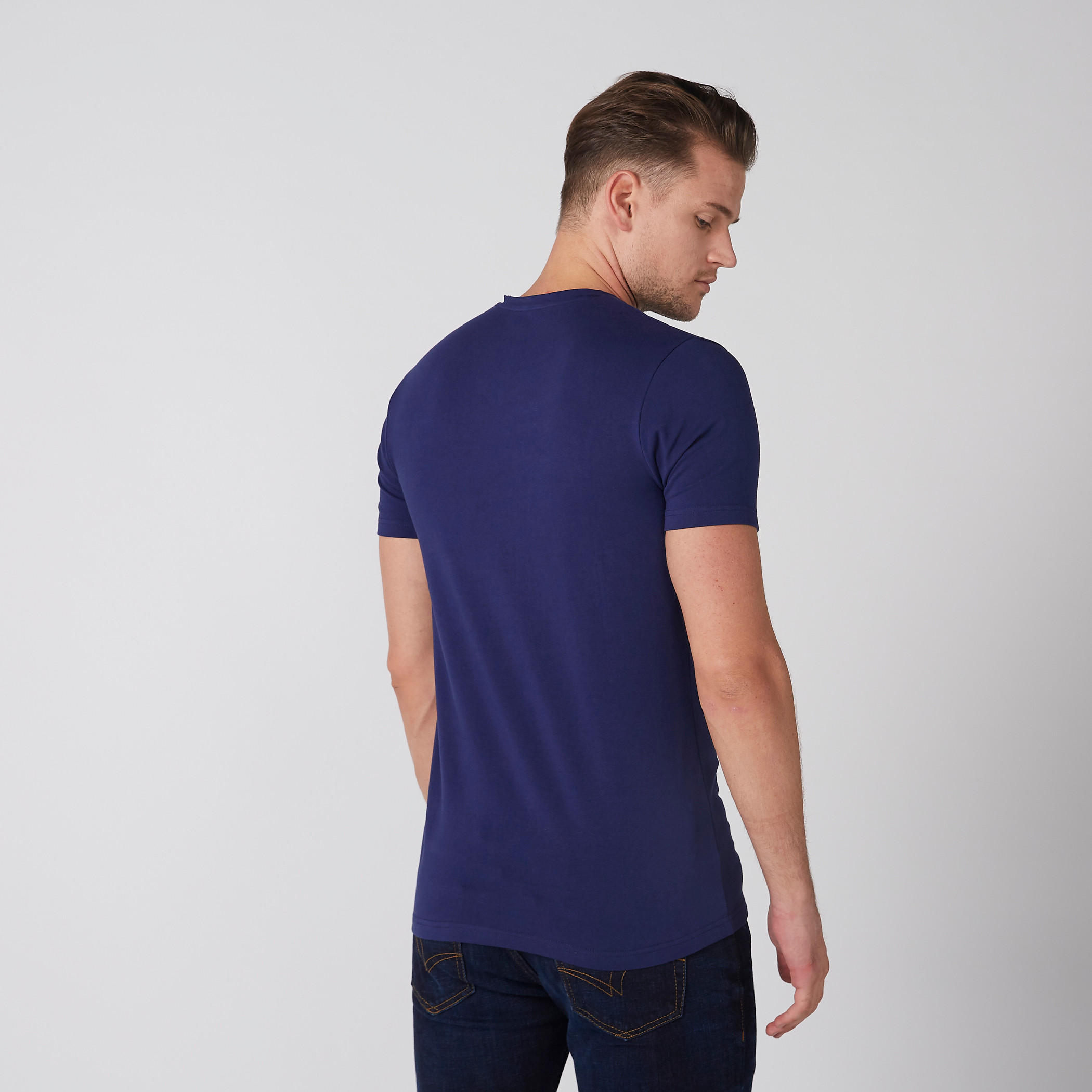 تيشيرت بياقة V وأكمام قصيرة وطبعات من لي كوبر-men-clothing-tshirtsandpolos-tshirts-image-3