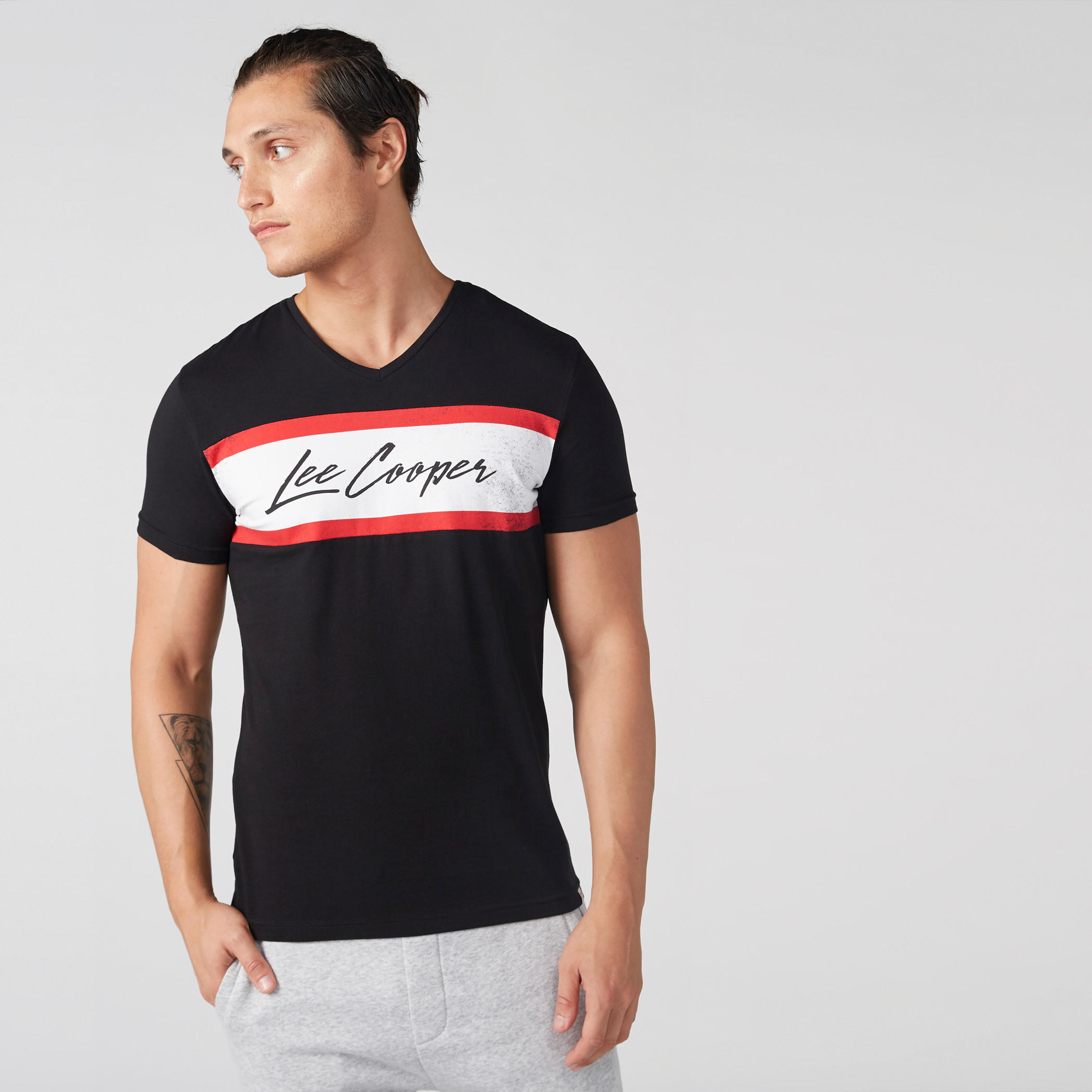 تيشيرت بياقة V وأكمام قصيرة وطبعات من لي كوبر-men-clothing-tshirtsandpolos-tshirts-image-1
