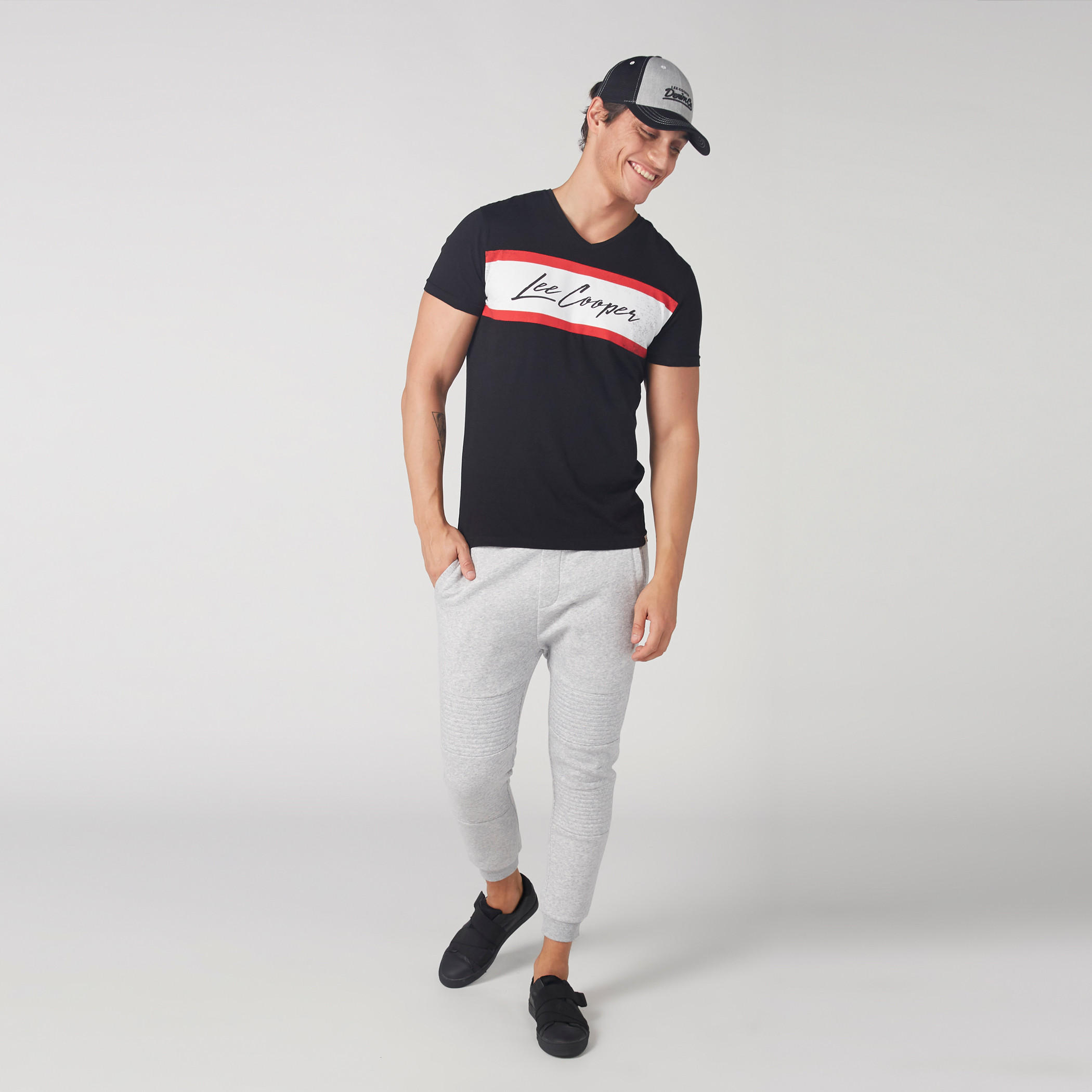 تيشيرت بياقة V وأكمام قصيرة وطبعات من لي كوبر-men-clothing-tshirtsandpolos-tshirts-image-2
