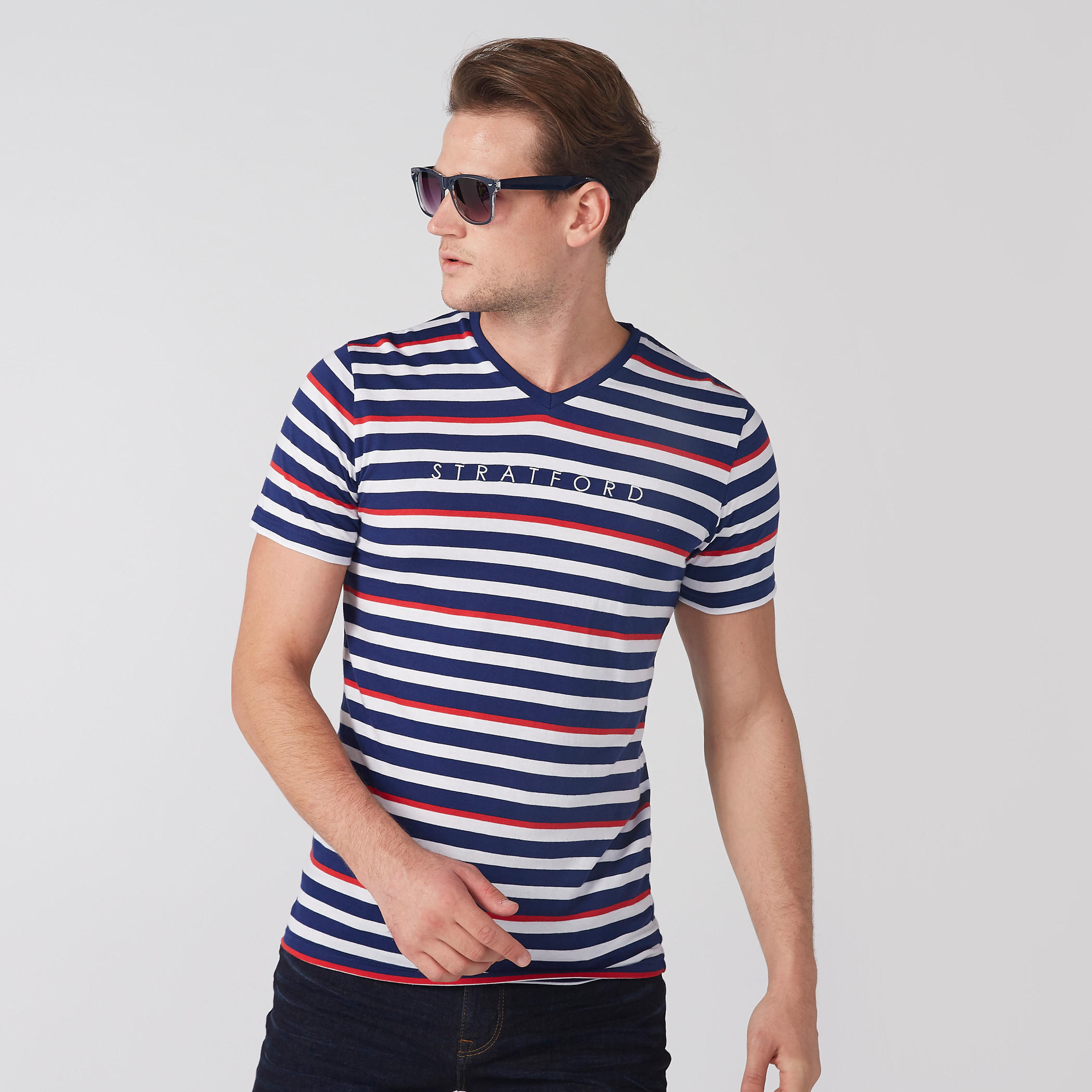 تيشيرت مقلّم بياقة V وأكمام قصيرة من لي كوبر-men-clothing-tshirtsandpolos-tshirts-image-1
