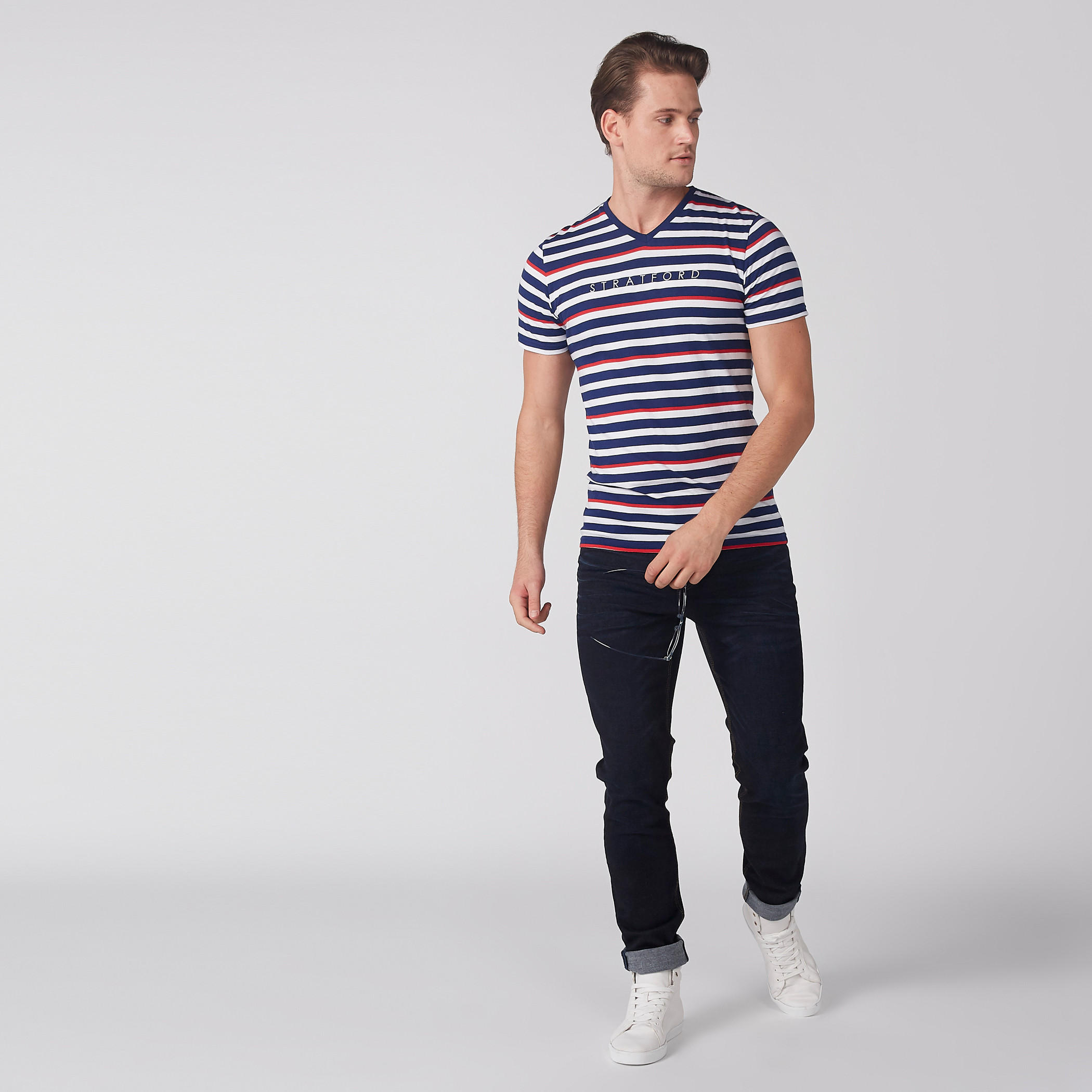 تيشيرت مقلّم بياقة V وأكمام قصيرة من لي كوبر-men-clothing-tshirtsandpolos-tshirts-image-2