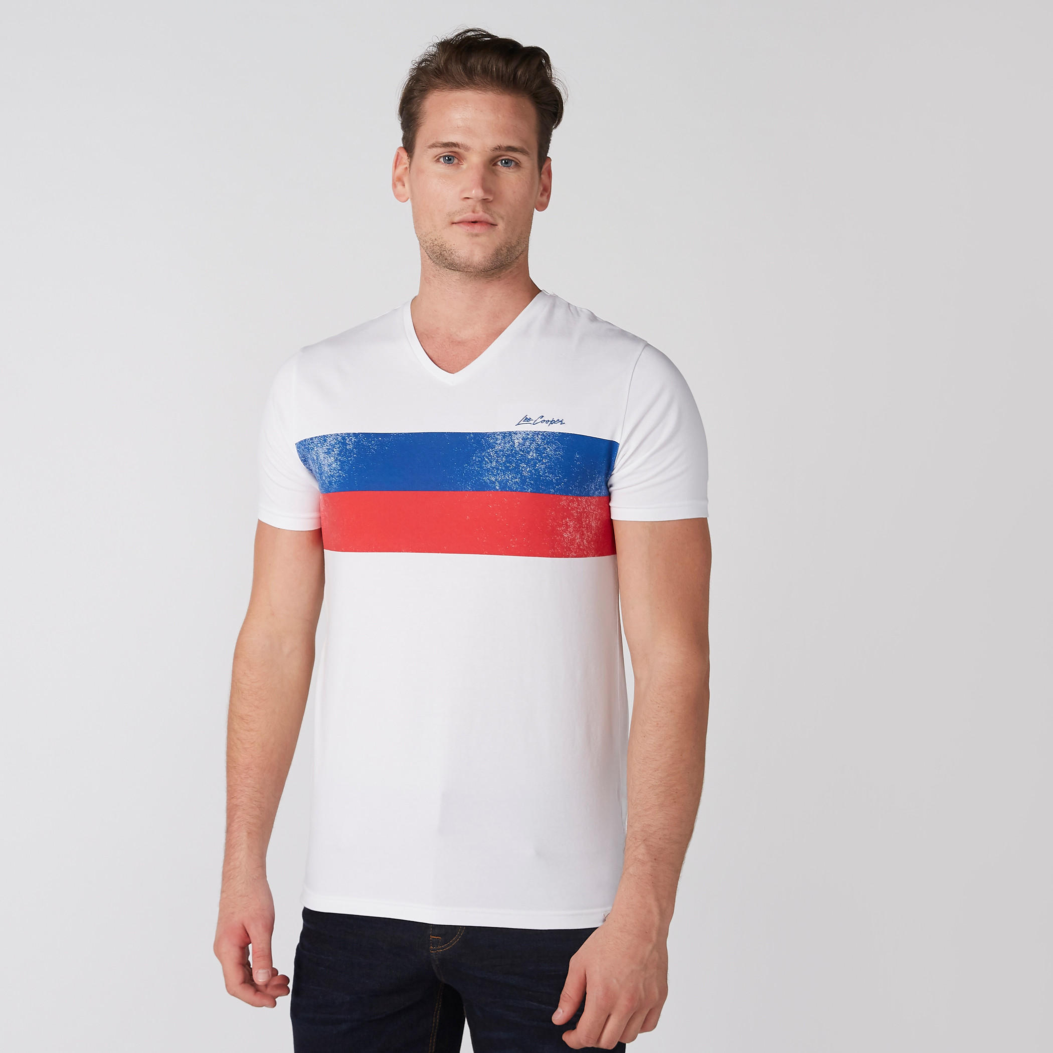 تيشيرت مقلّم بياقة V وأكمام قصيرة من لي كوبر-men-clothing-tshirtsandpolos-tshirts-image-1
