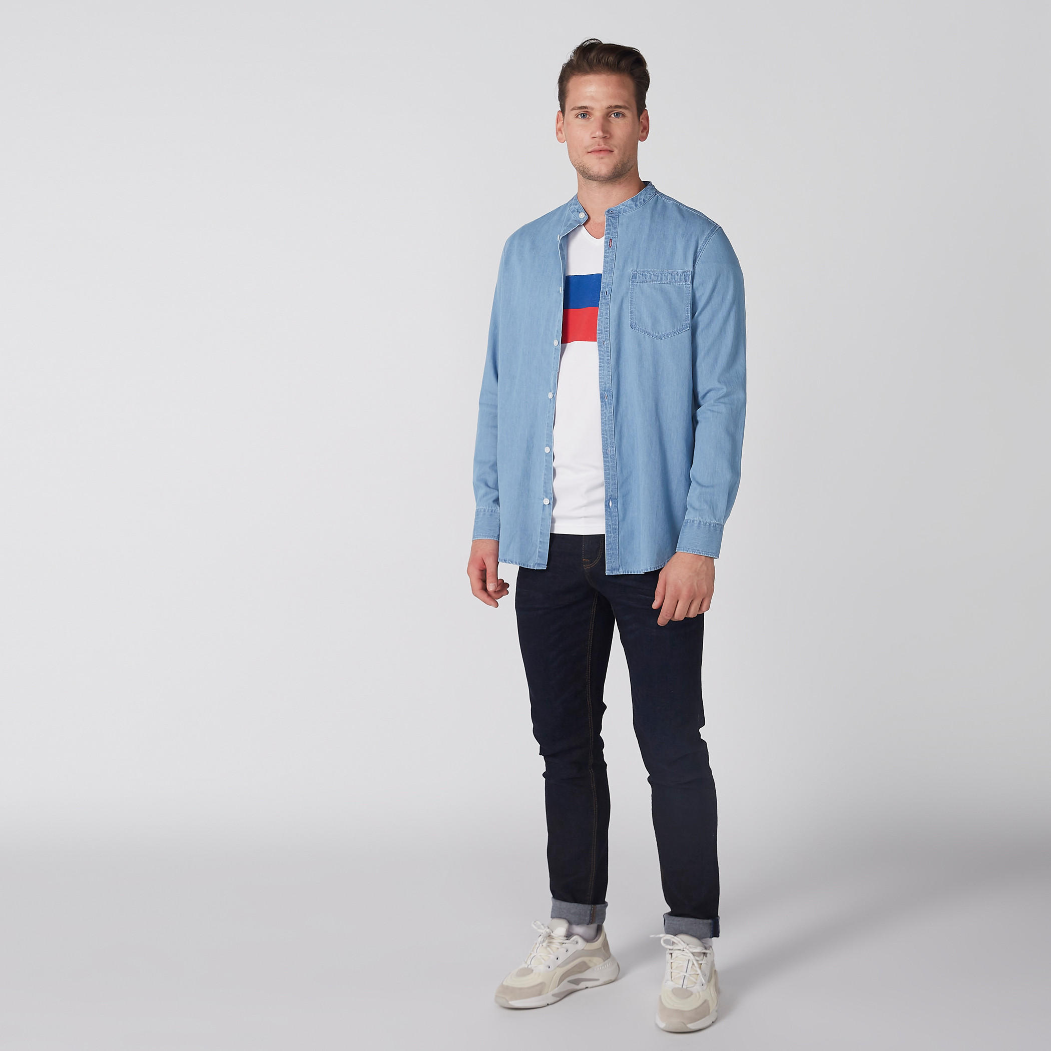 تيشيرت مقلّم بياقة V وأكمام قصيرة من لي كوبر-men-clothing-tshirtsandpolos-tshirts-image-2