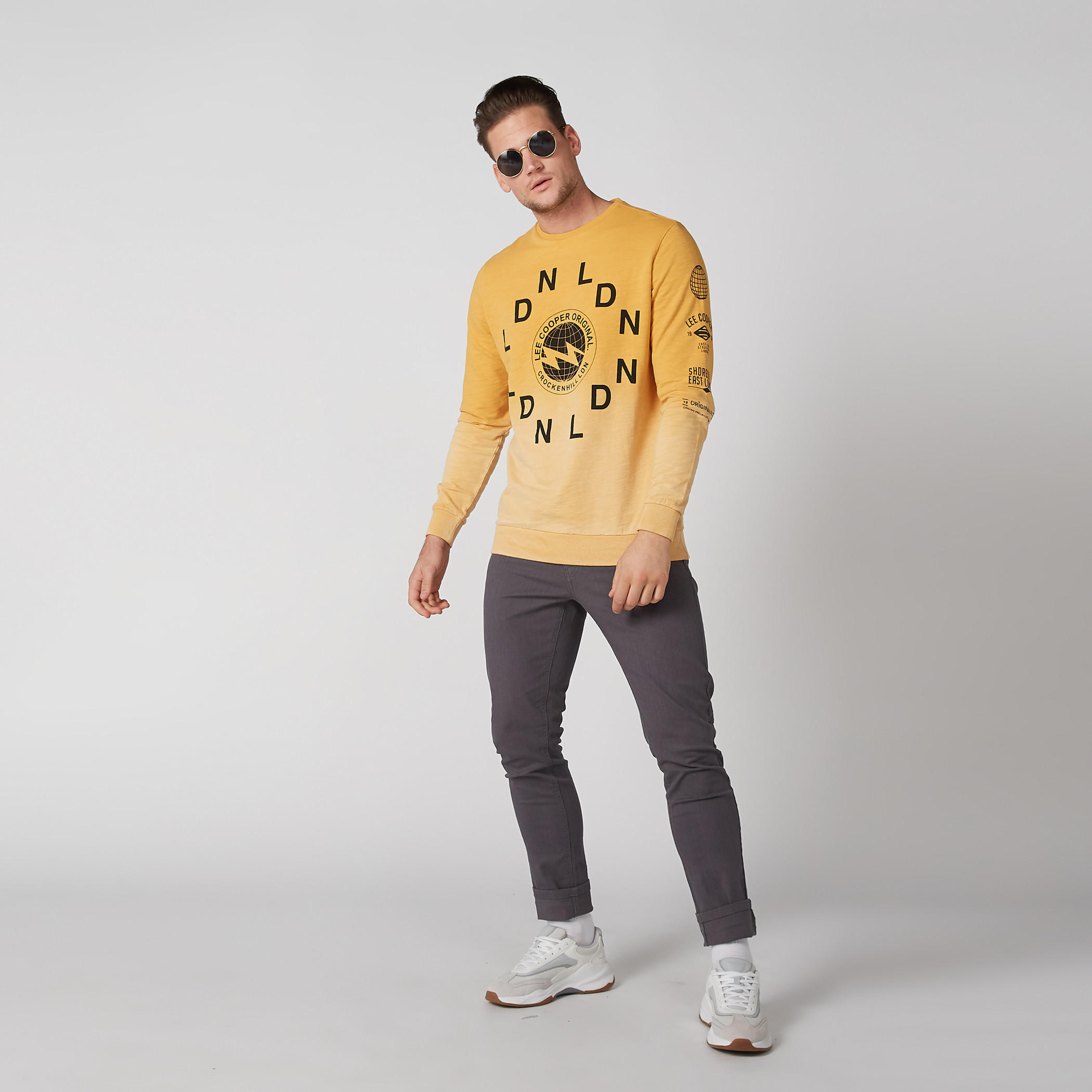 سويت شيرت سليم فيت بياقة ضيّقة وأكمام طويلة وطبعات-men-winterwear-hoodiesandsweatshirts-image-1