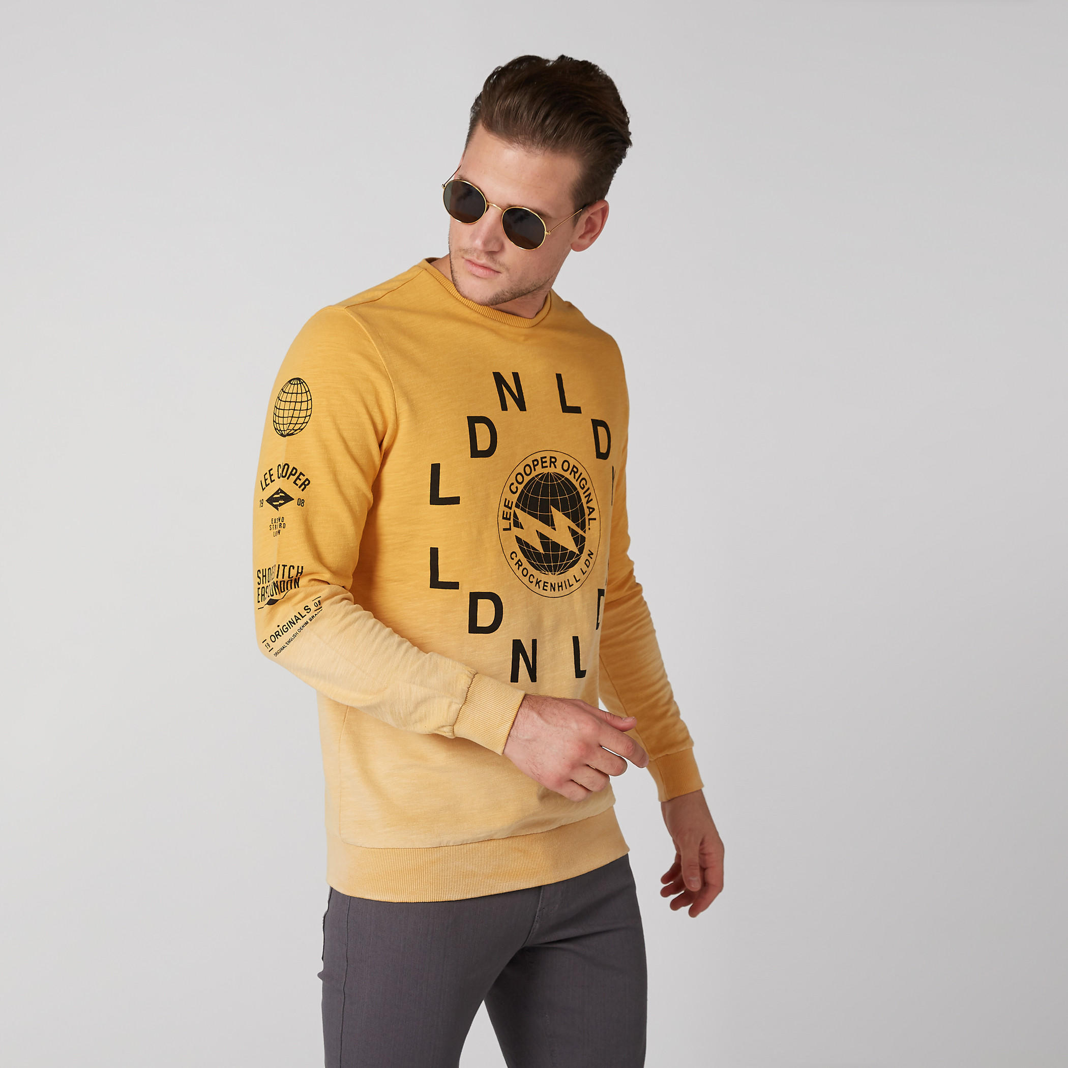 سويت شيرت سليم فيت بياقة ضيّقة وأكمام طويلة وطبعات-men-winterwear-hoodiesandsweatshirts-image-2