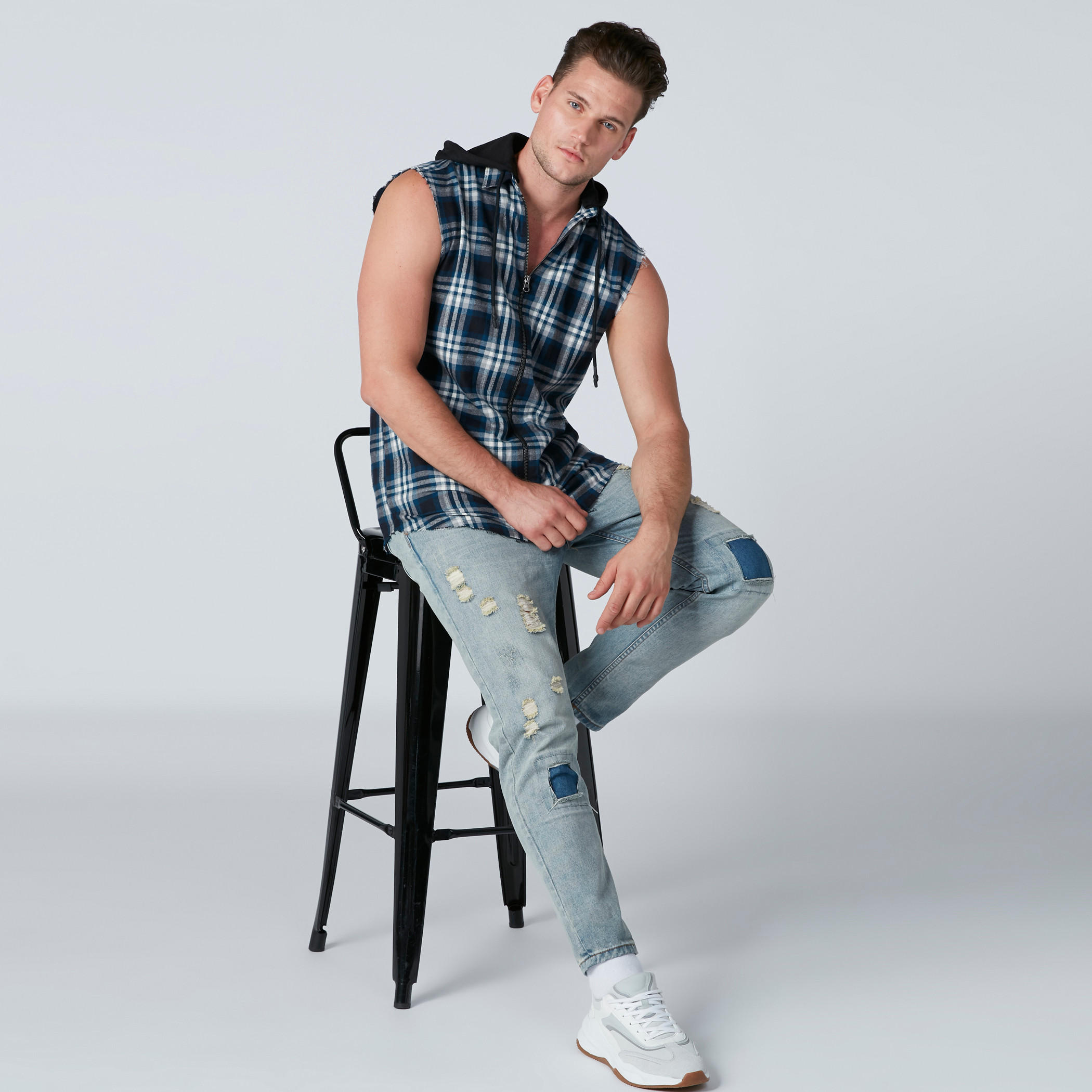 قميص كاروهات دون أكمام بقبّعة وسحّاب إغلاق-men-clothing-shirts-image-1