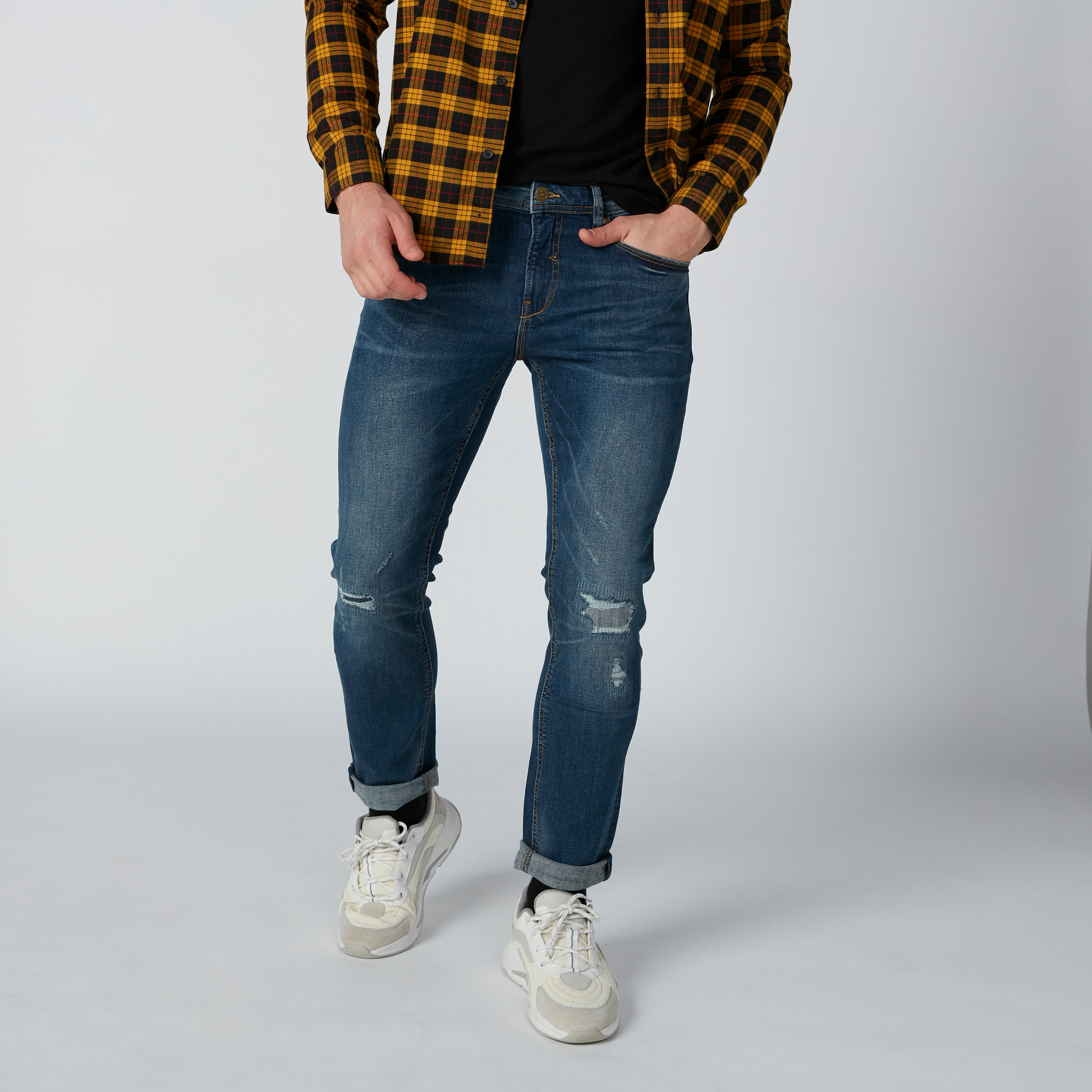 بنطال جينز بتصميم ممزق وزر إغلاق وجيوب-men-clothing-bottoms-jeans-image-1
