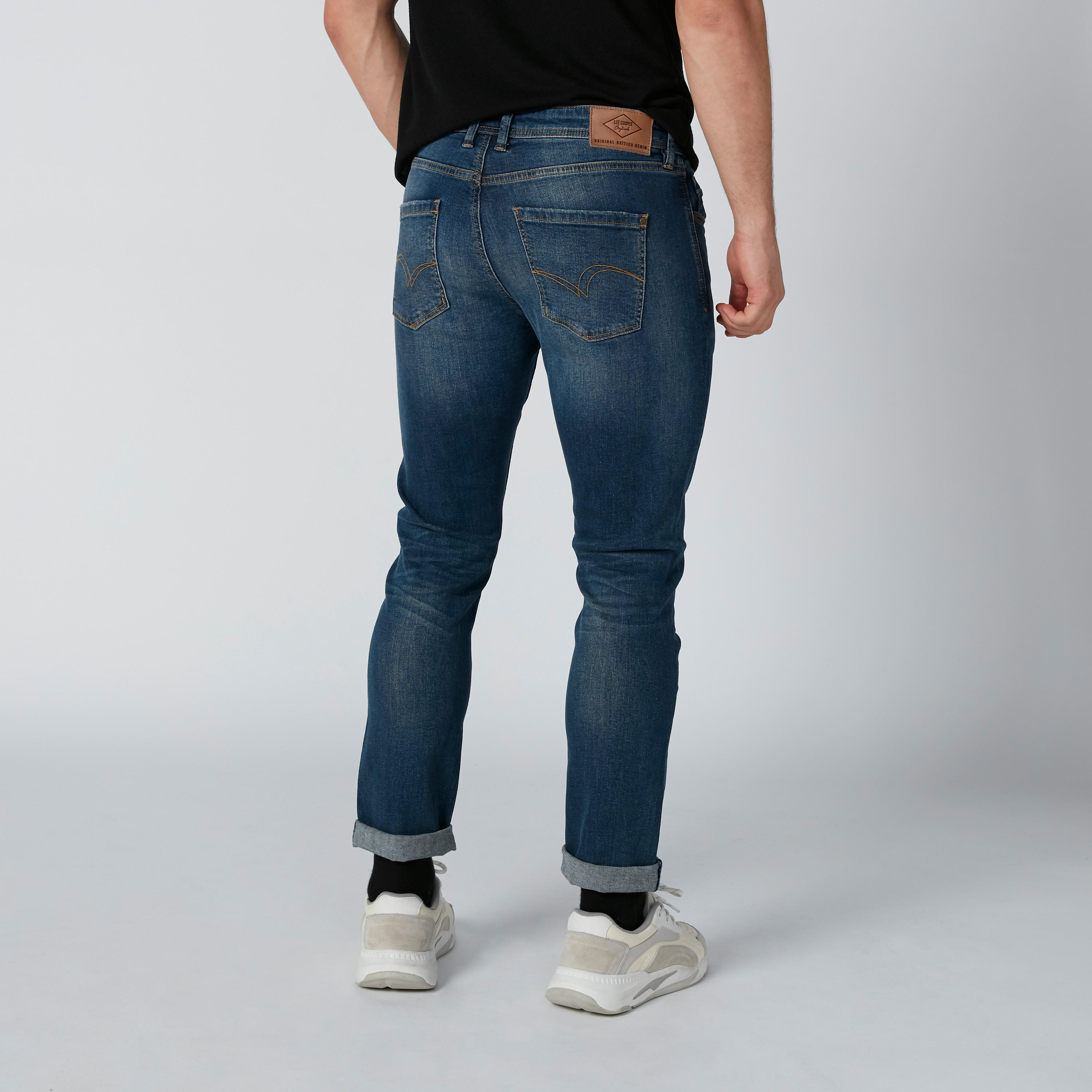 بنطال جينز بتصميم ممزق وزر إغلاق وجيوب-men-clothing-bottoms-jeans-image-2