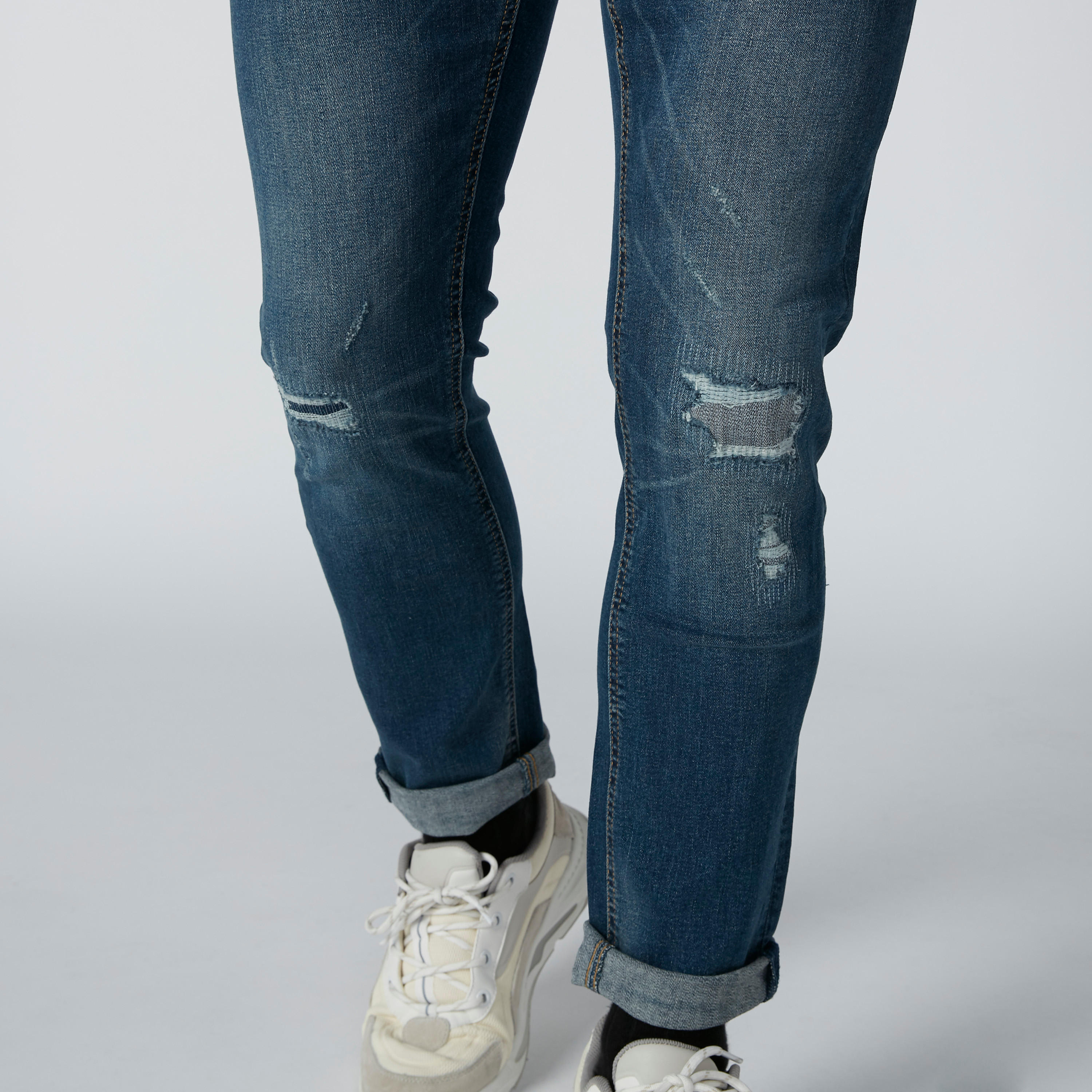 بنطال جينز بتصميم ممزق وزر إغلاق وجيوب-men-clothing-bottoms-jeans-image-6