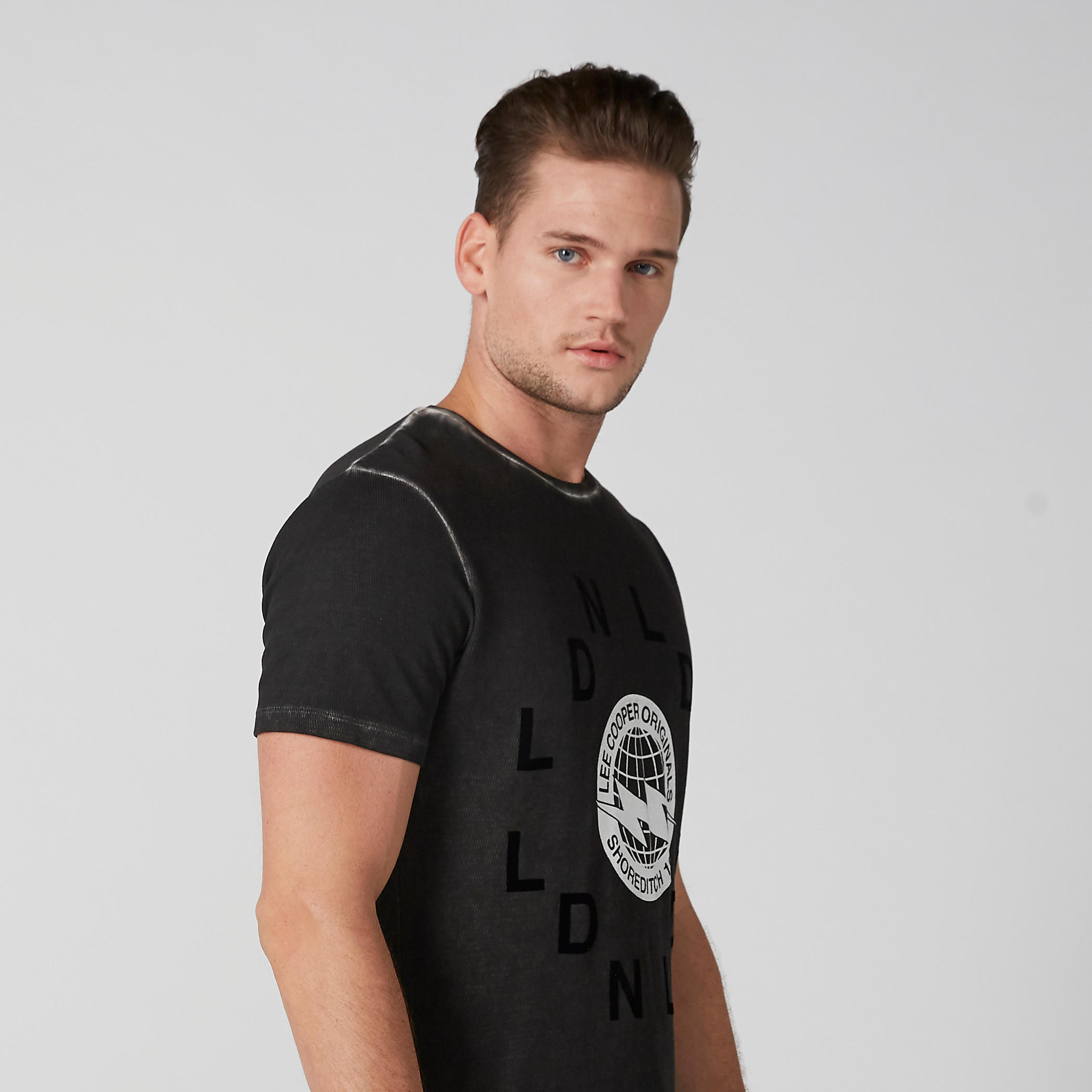 تيشيرت بياقة مستديرة وأكمام قصيرة وطبعات من لي كوبر-men-clothing-tshirtsandpolos-tshirts-image-2