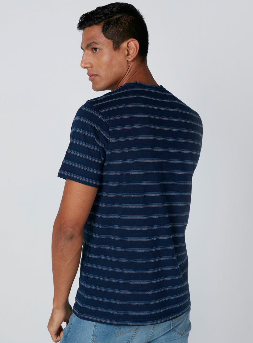 تيشيرت مقلّم بأكمام قصيرة وجيوب من لي كوبر-men-clothing-tshirtsandpolos-tshirts-image-2